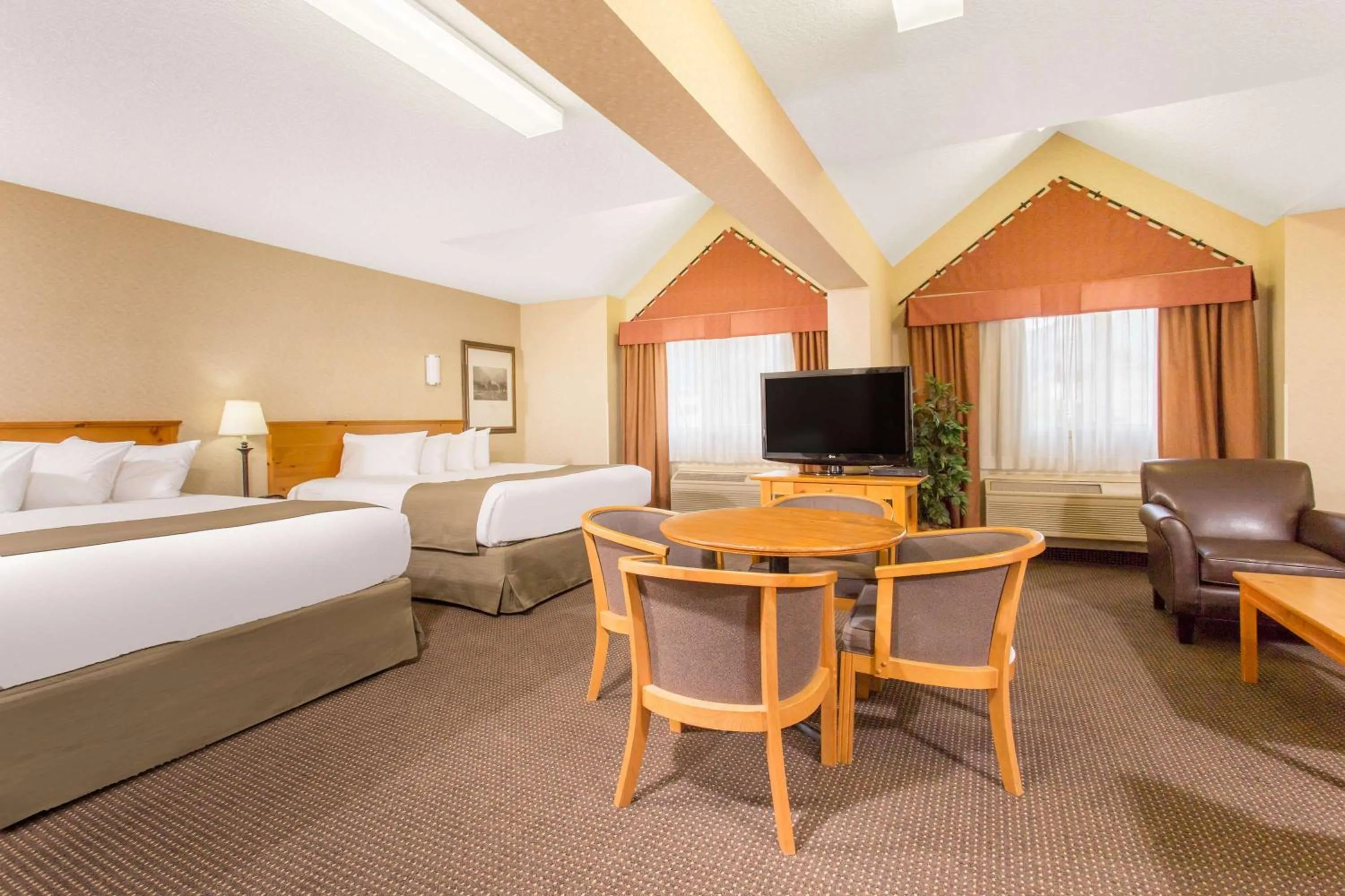 Photo of the whole room, Bed in Canmore Inn & Suites