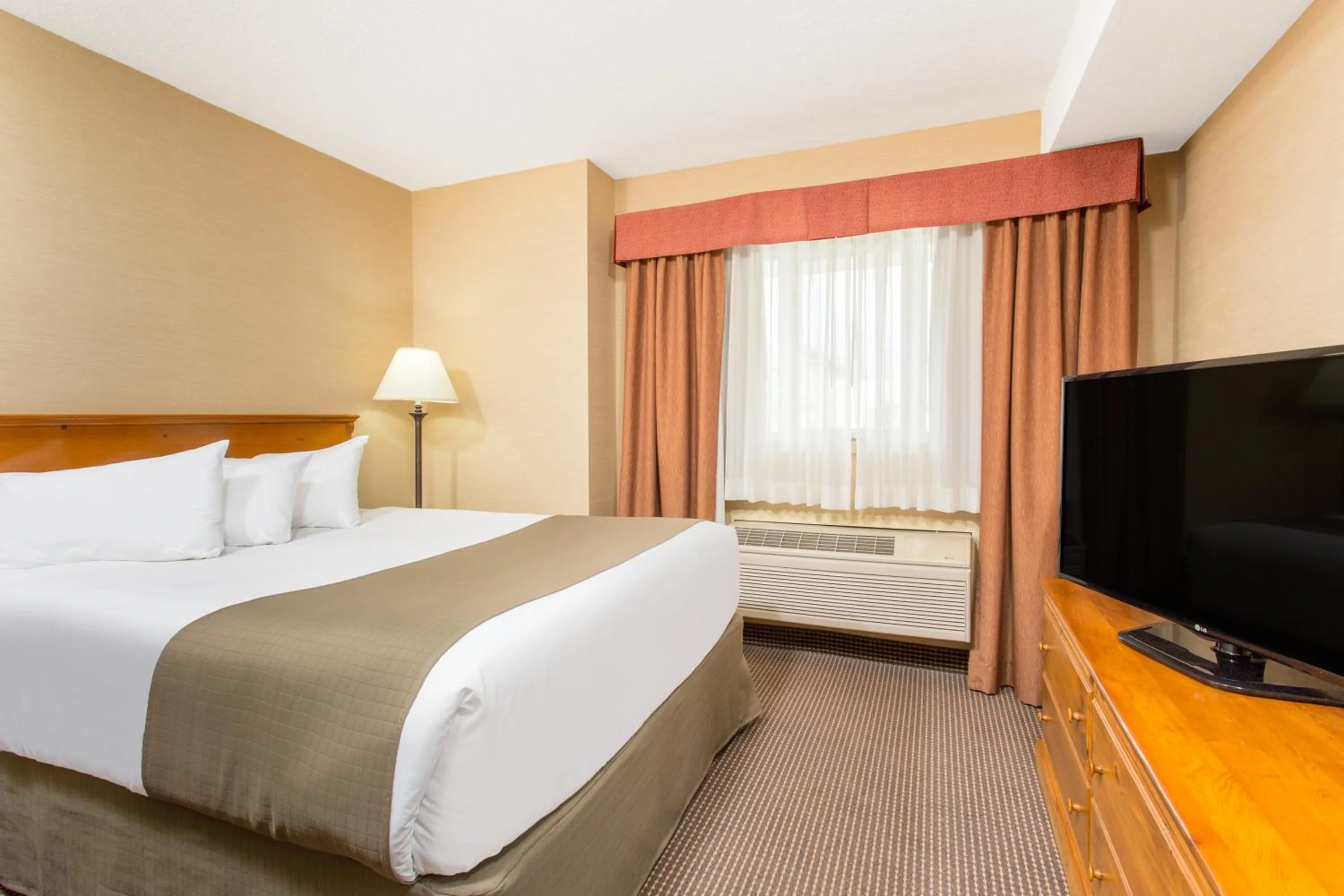 Bed in Canmore Inn & Suites