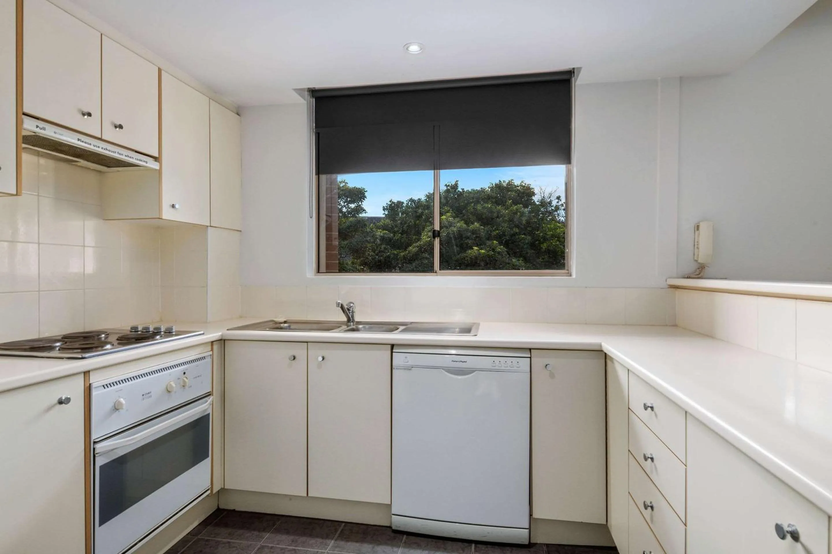 Photo of the whole room, Kitchen/Kitchenette in Quality Apartments Camperdown