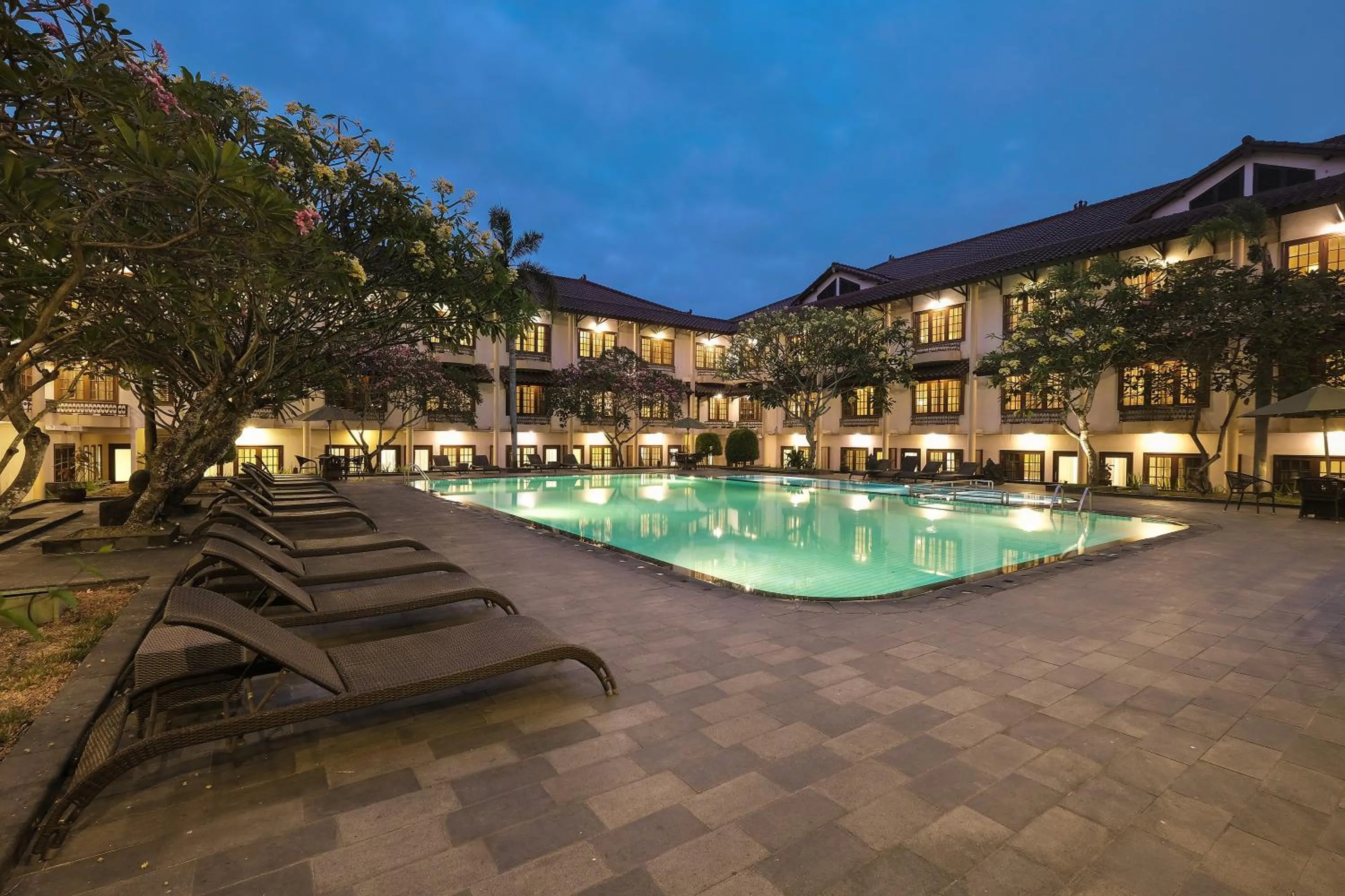 Swimming pool in Loman Park Hotel Yogyakarta