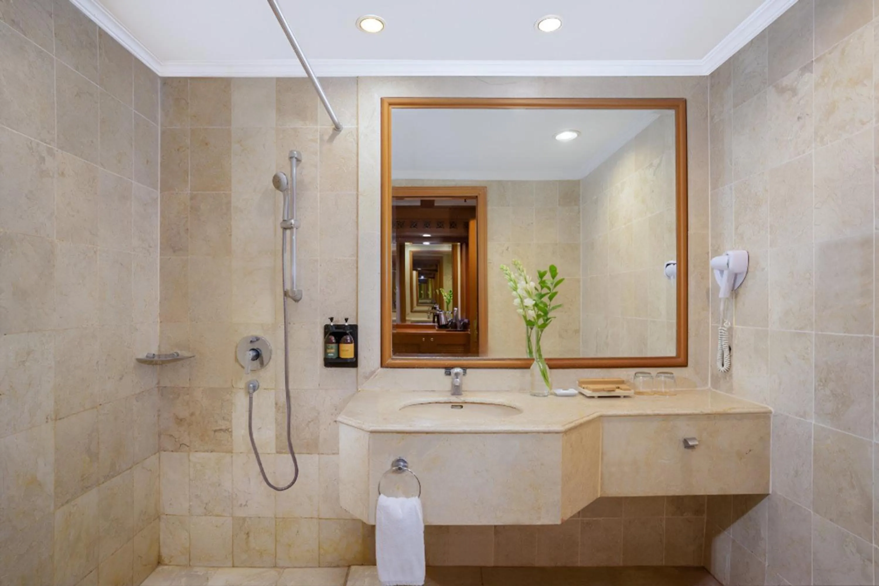 Shower in Loman Park Hotel Yogyakarta