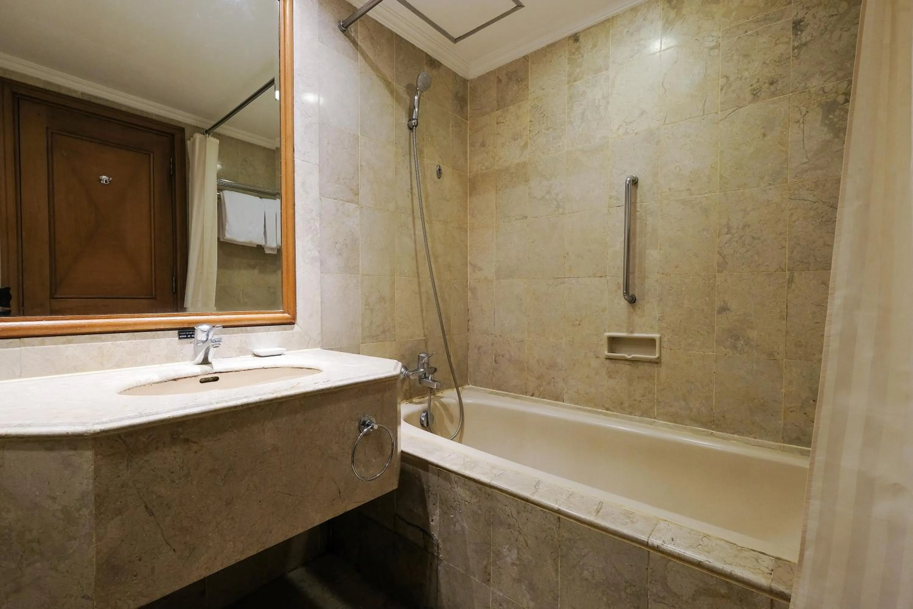 Shower in Loman Park Hotel Yogyakarta