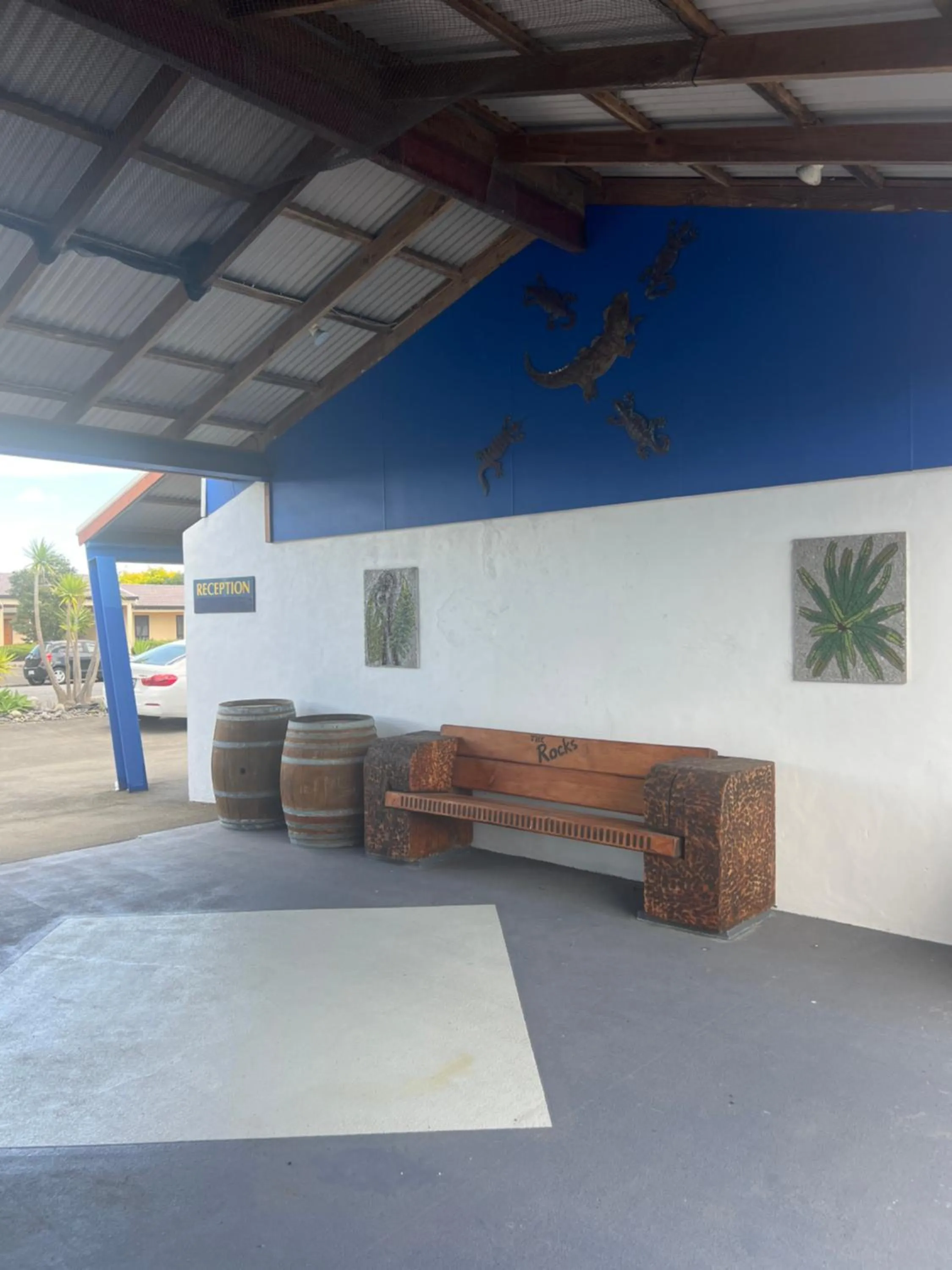 Seating area in The Rocks Motel