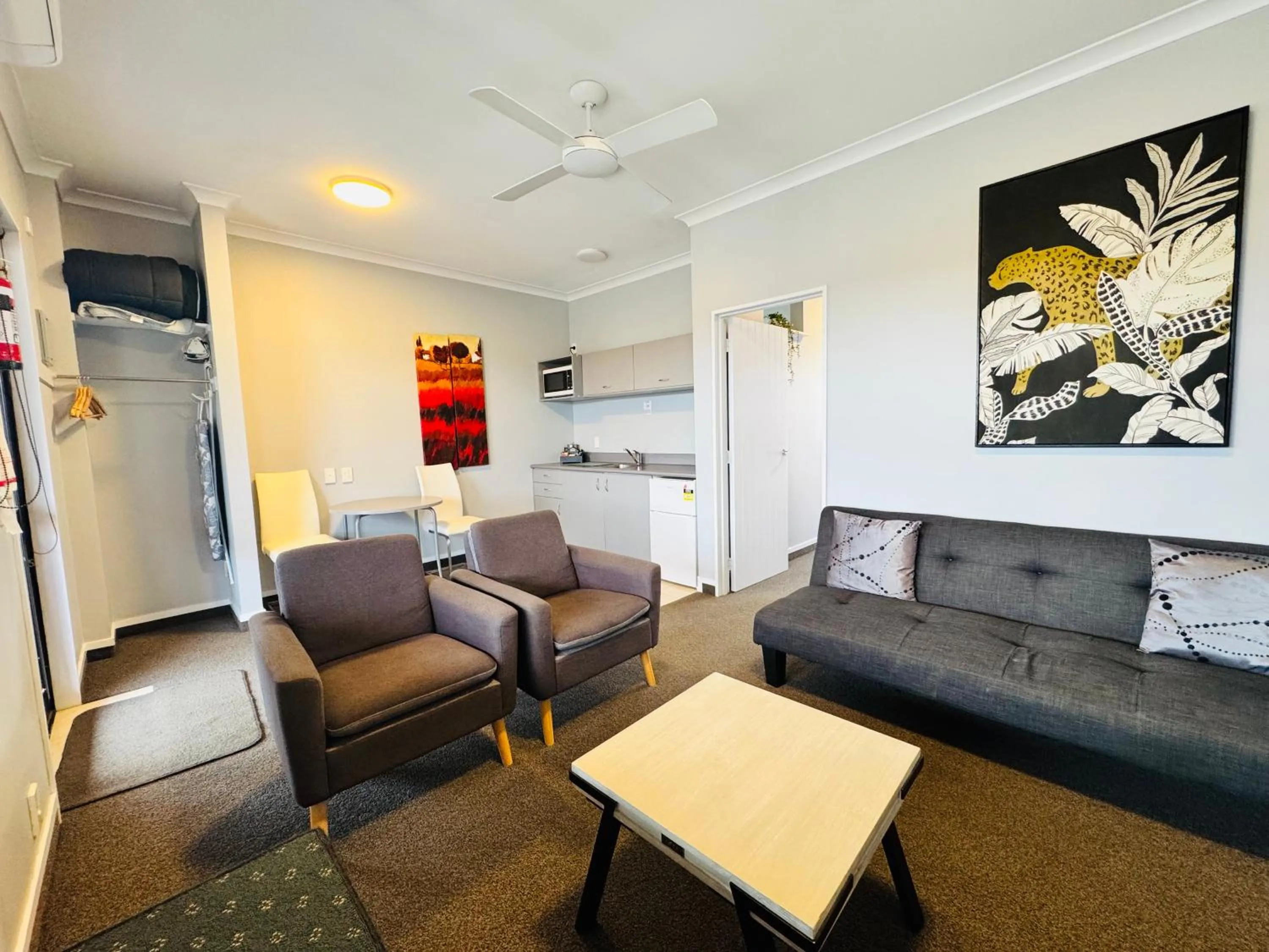 Living room in The Rocks Motel