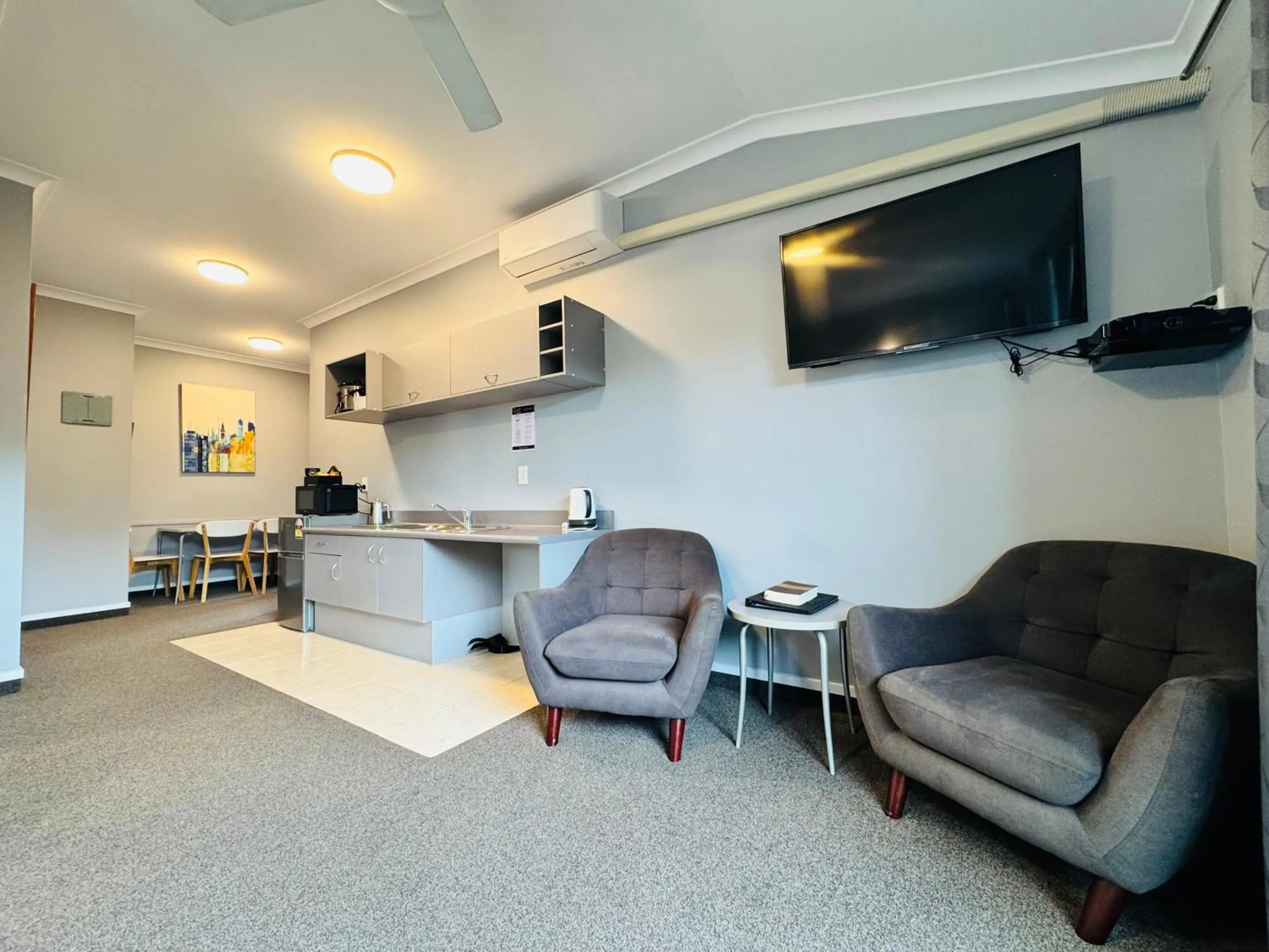 Living room in The Rocks Motel