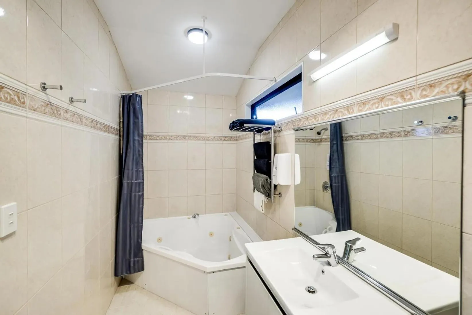 Bathroom in The Rocks Motel