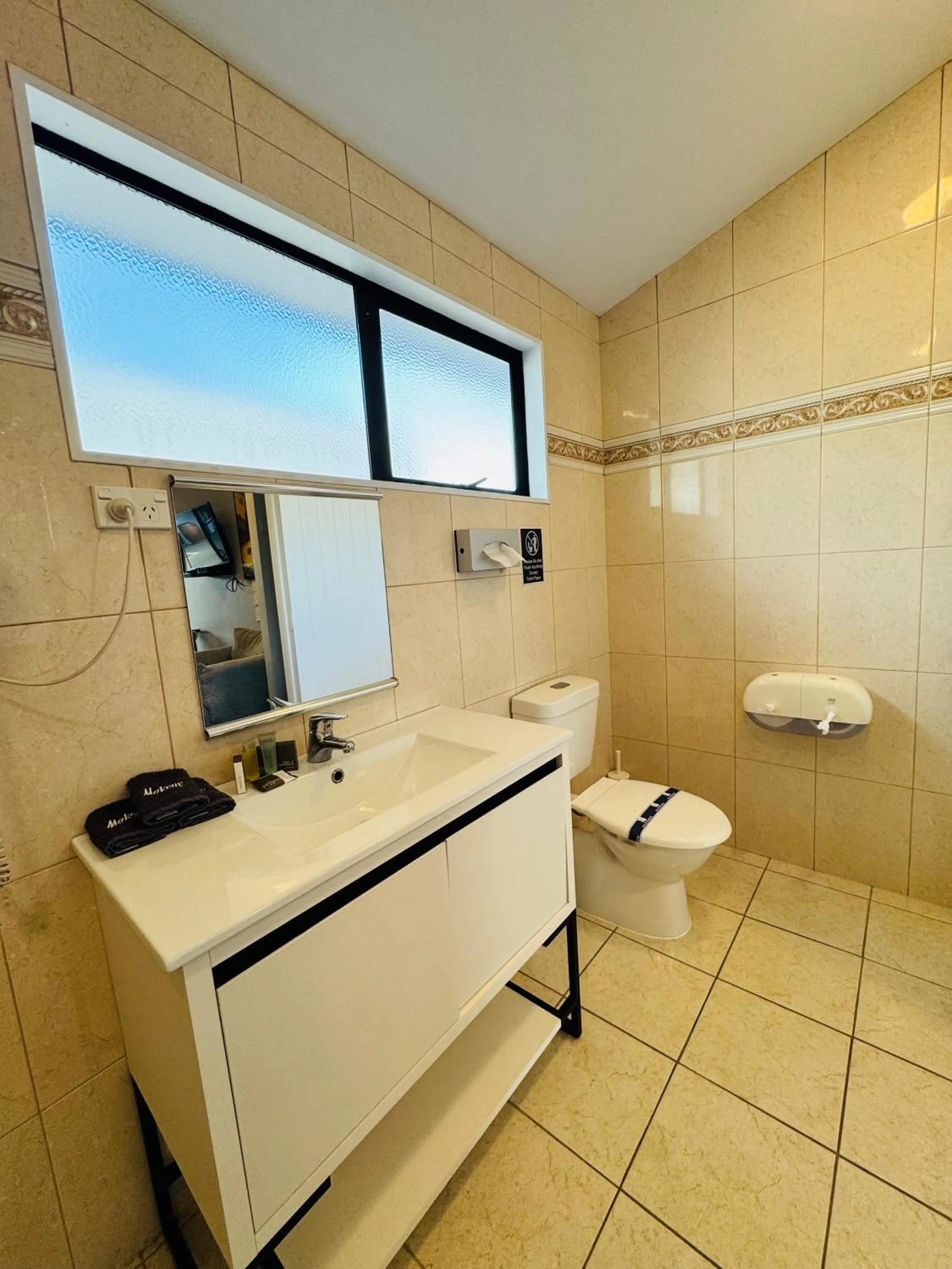 Bathroom in The Rocks Motel