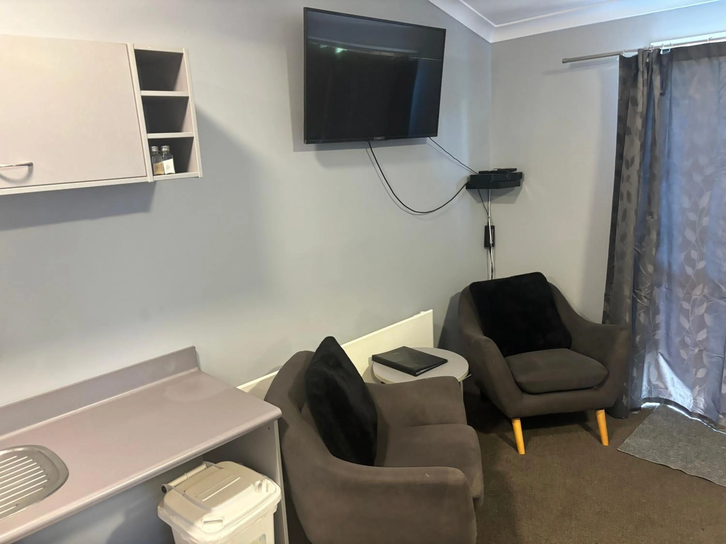 Living room in The Rocks Motel