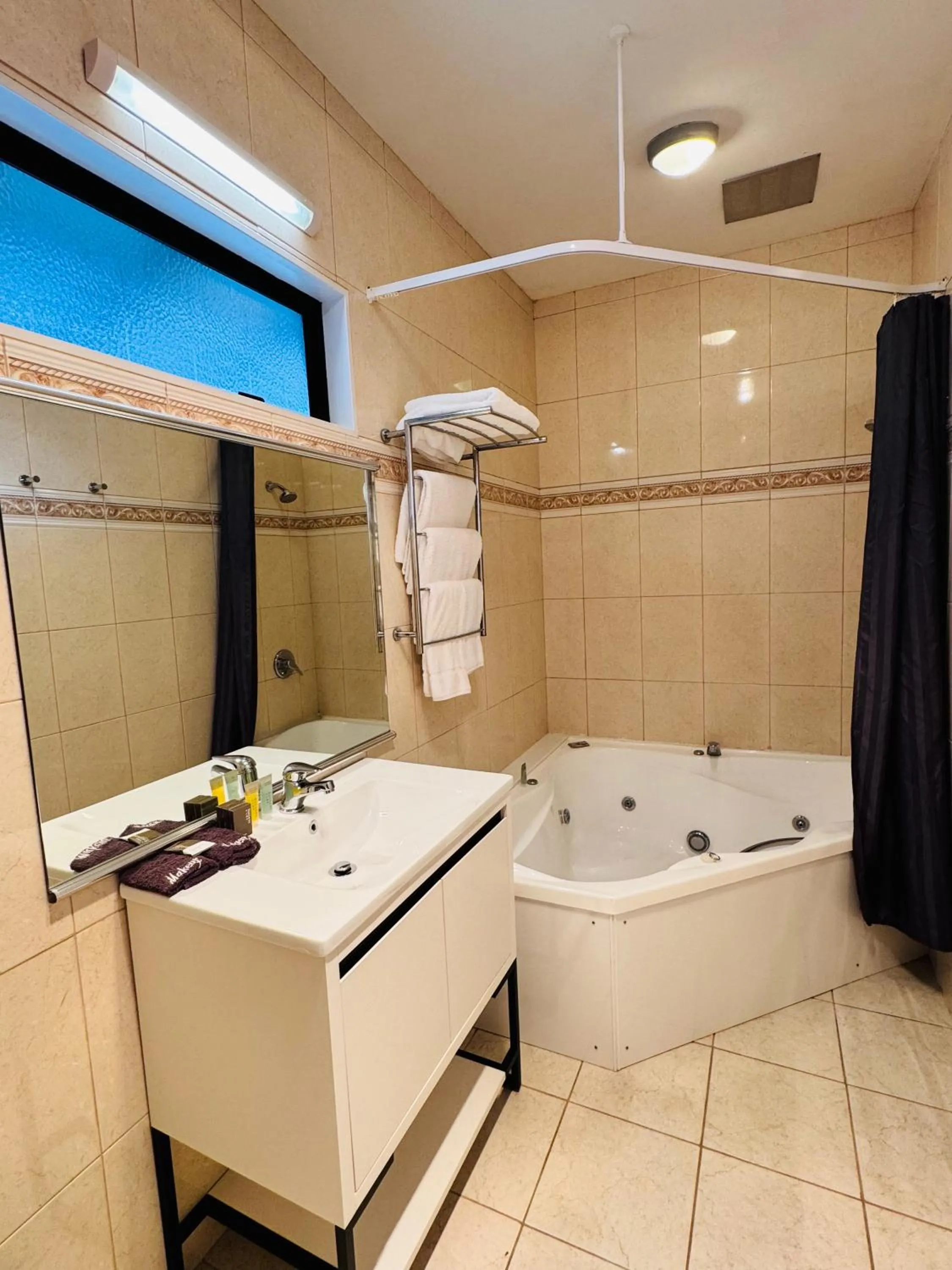 Bathroom in The Rocks Motel