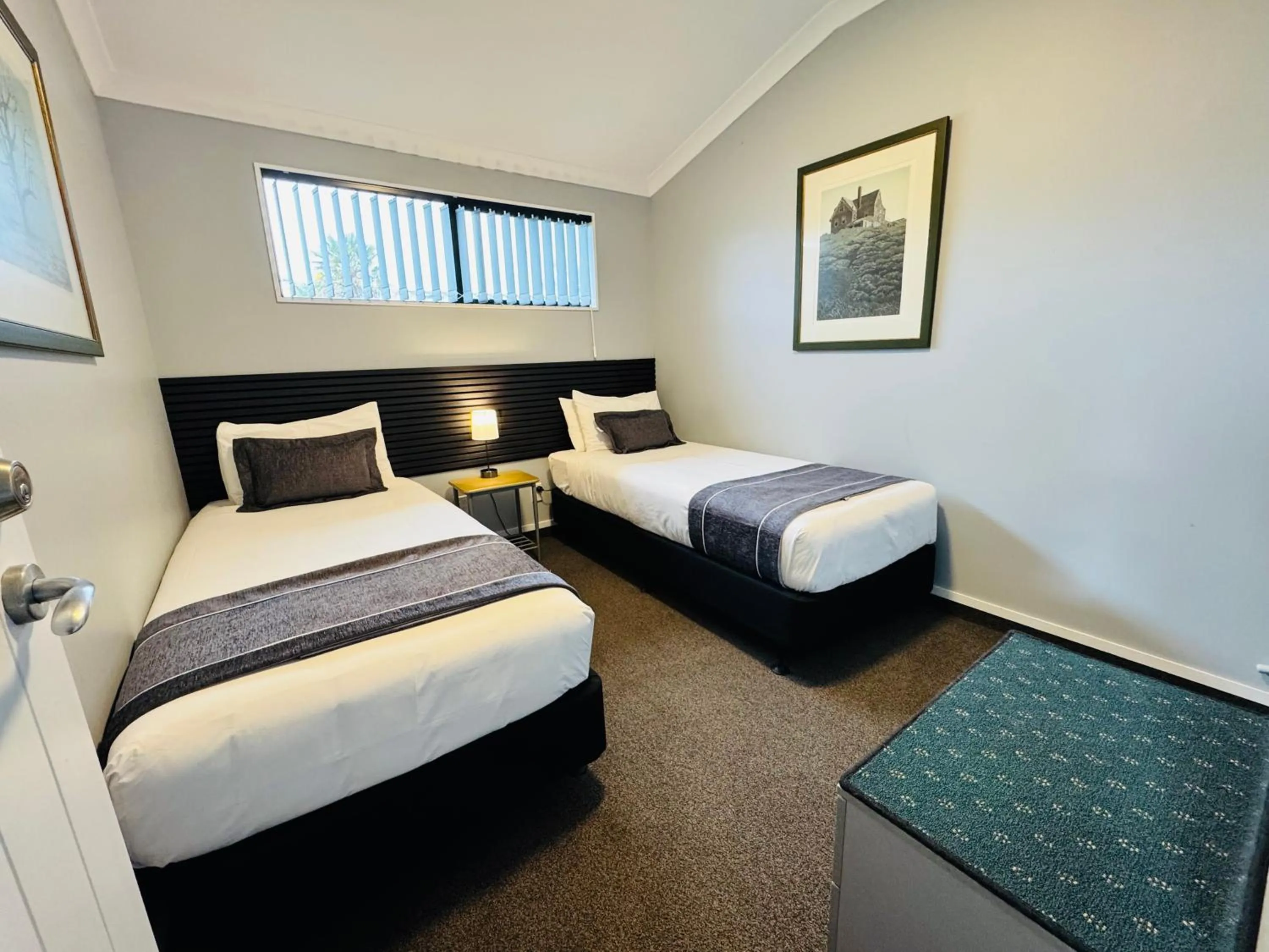 Bedroom, Bed in The Rocks Motel