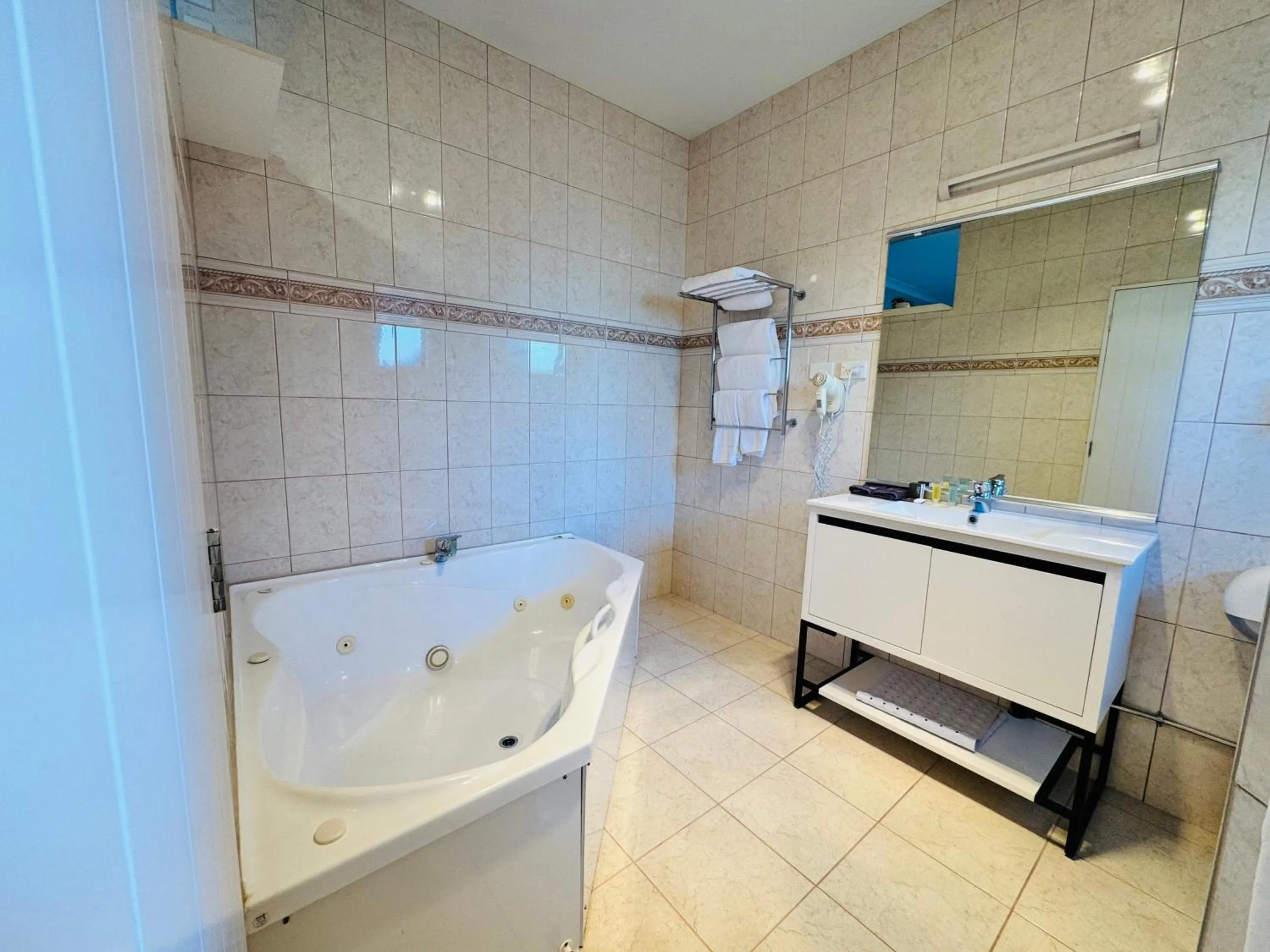 Bath in The Rocks Motel