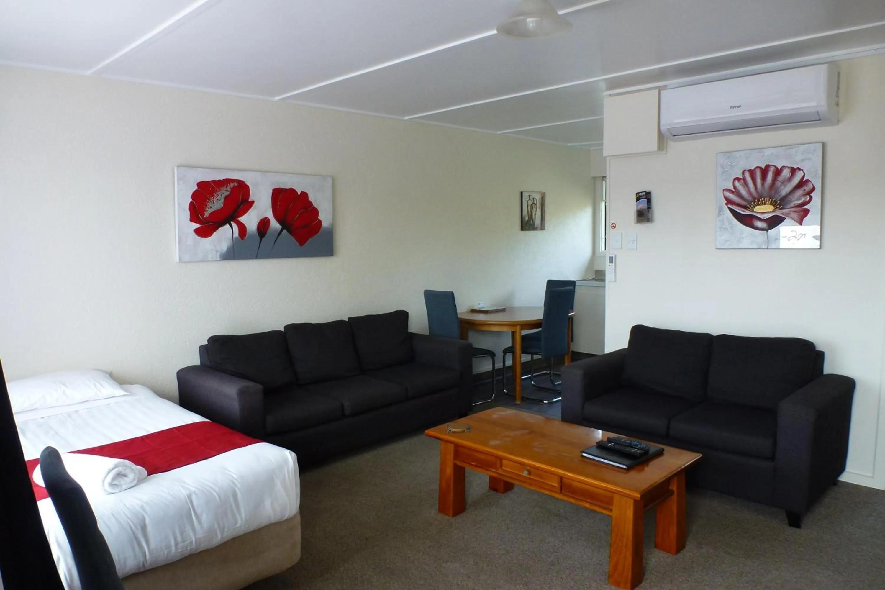 Living room, Bed in ASURE Adcroft Motel