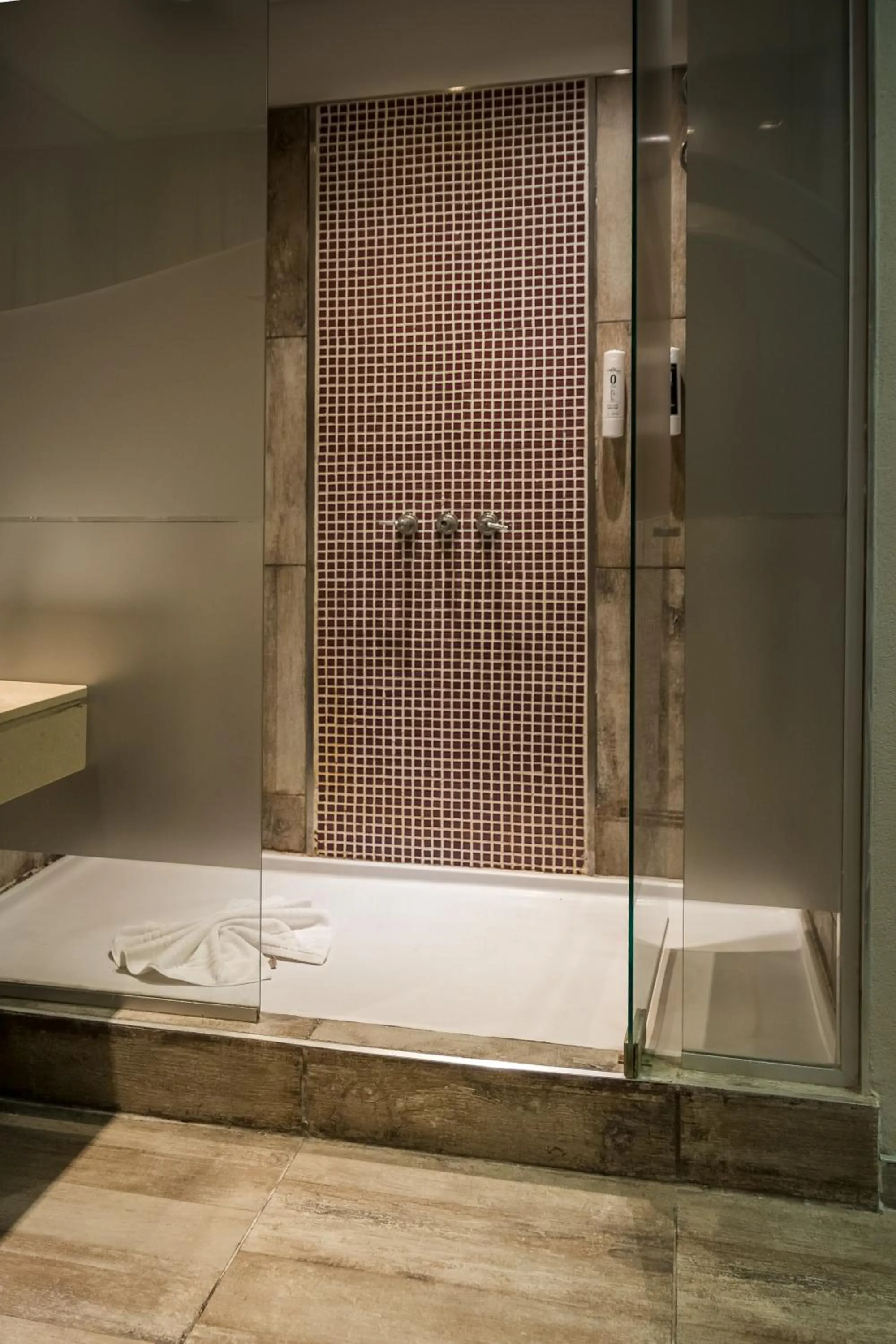 Shower in Eleton Resort & Spa