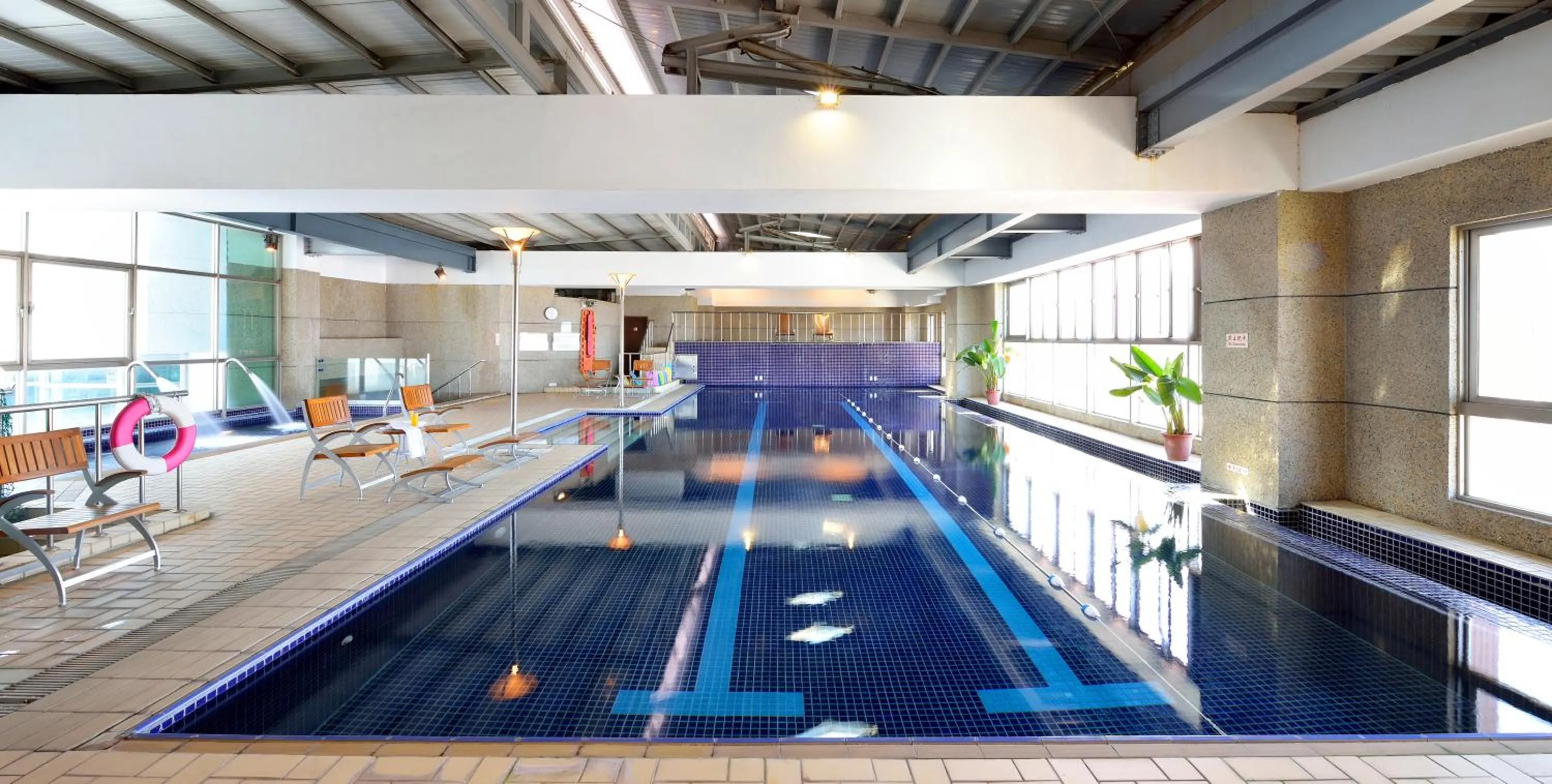 Swimming pool in Howard Plaza Hotel Hsinchu