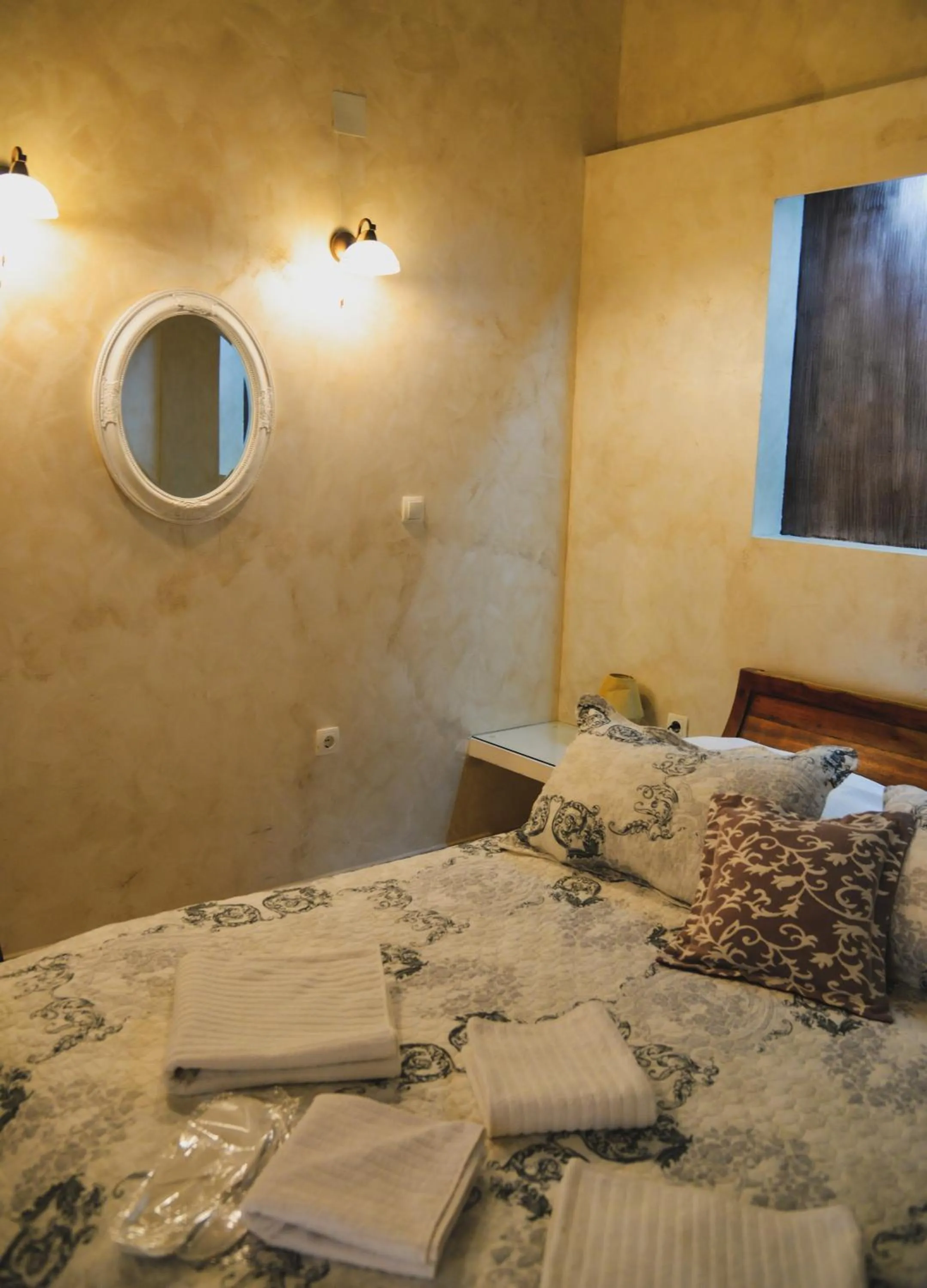 Property building, Bed in Apartments & rooms - TIANIS - Self check-in