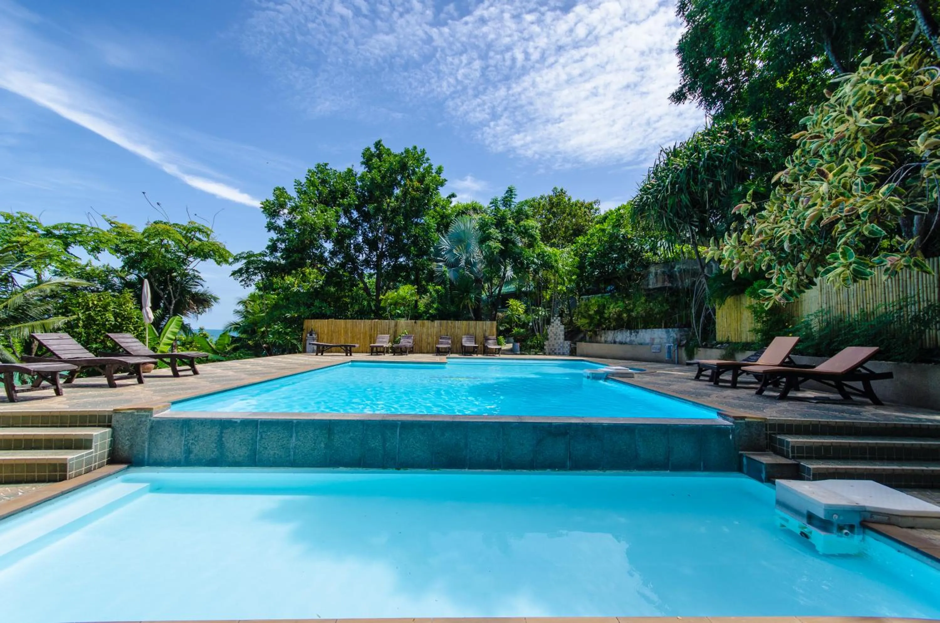Swimming pool in Haadson Resort & Koh Raham
