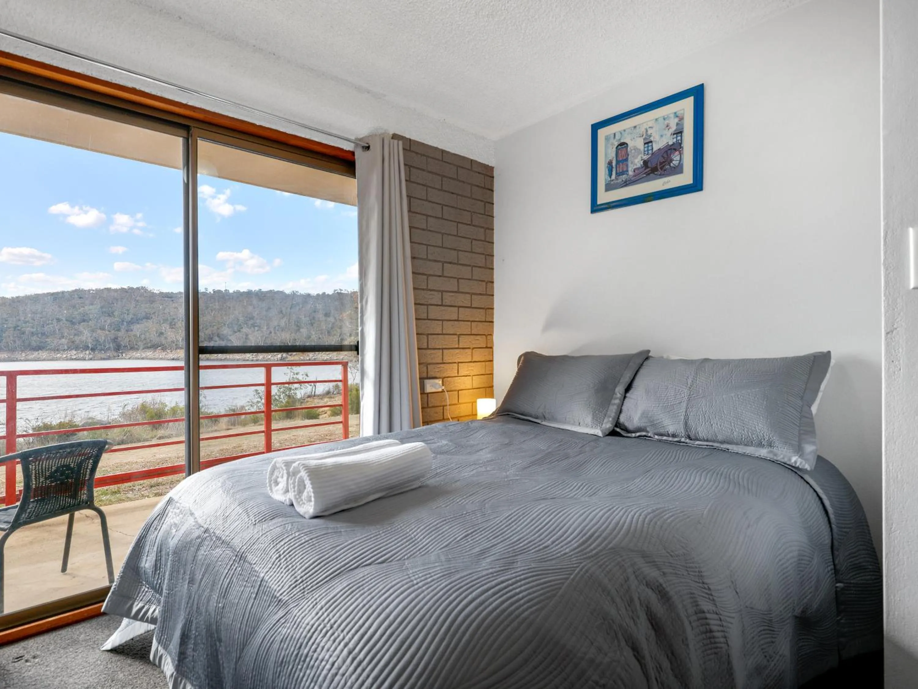 Bedroom in Pontis Lodge Waterfront Apartment
