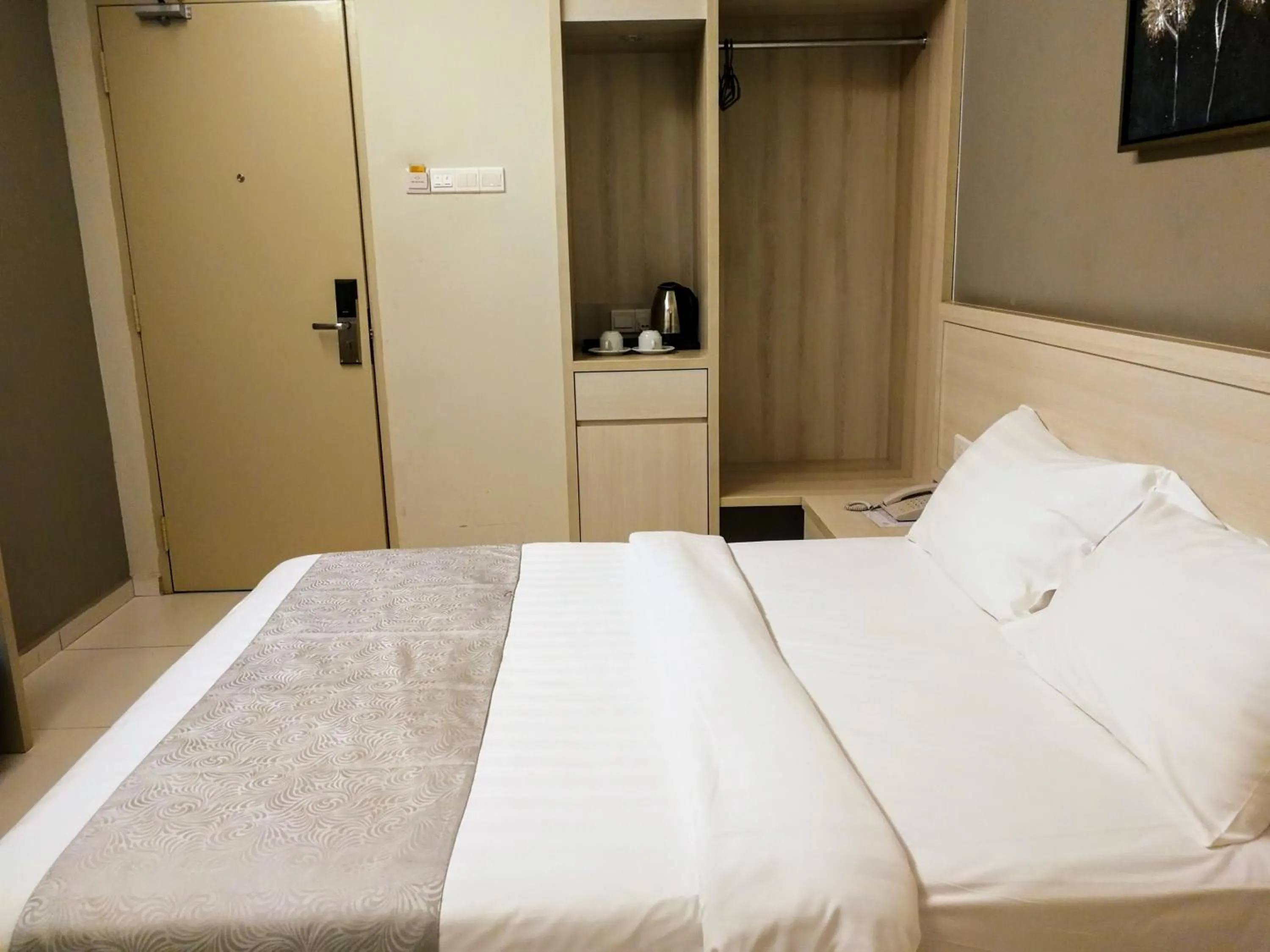 Bedroom, Bed in Aurora Hotel