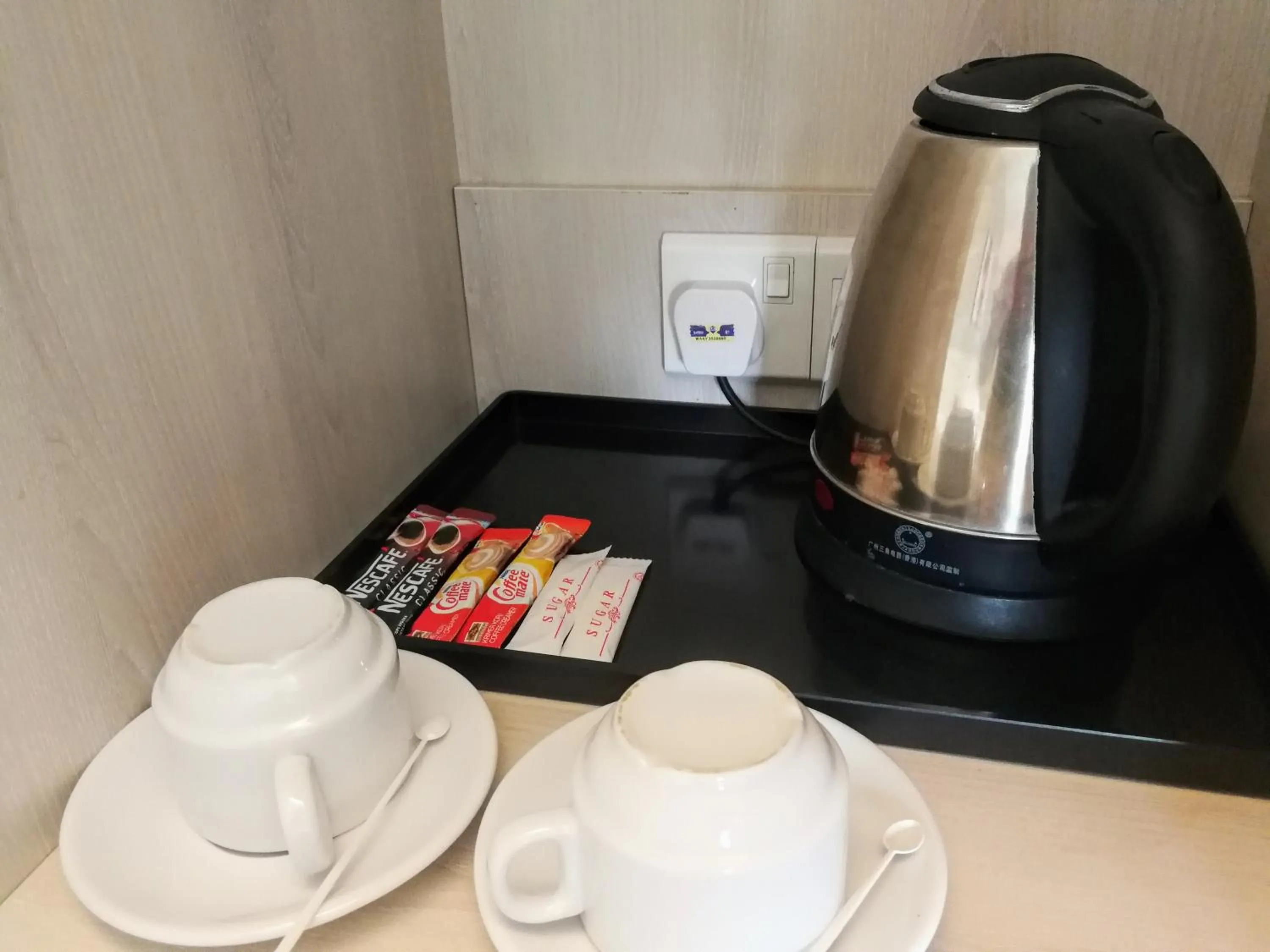 Coffee/tea facilities in Aurora Hotel