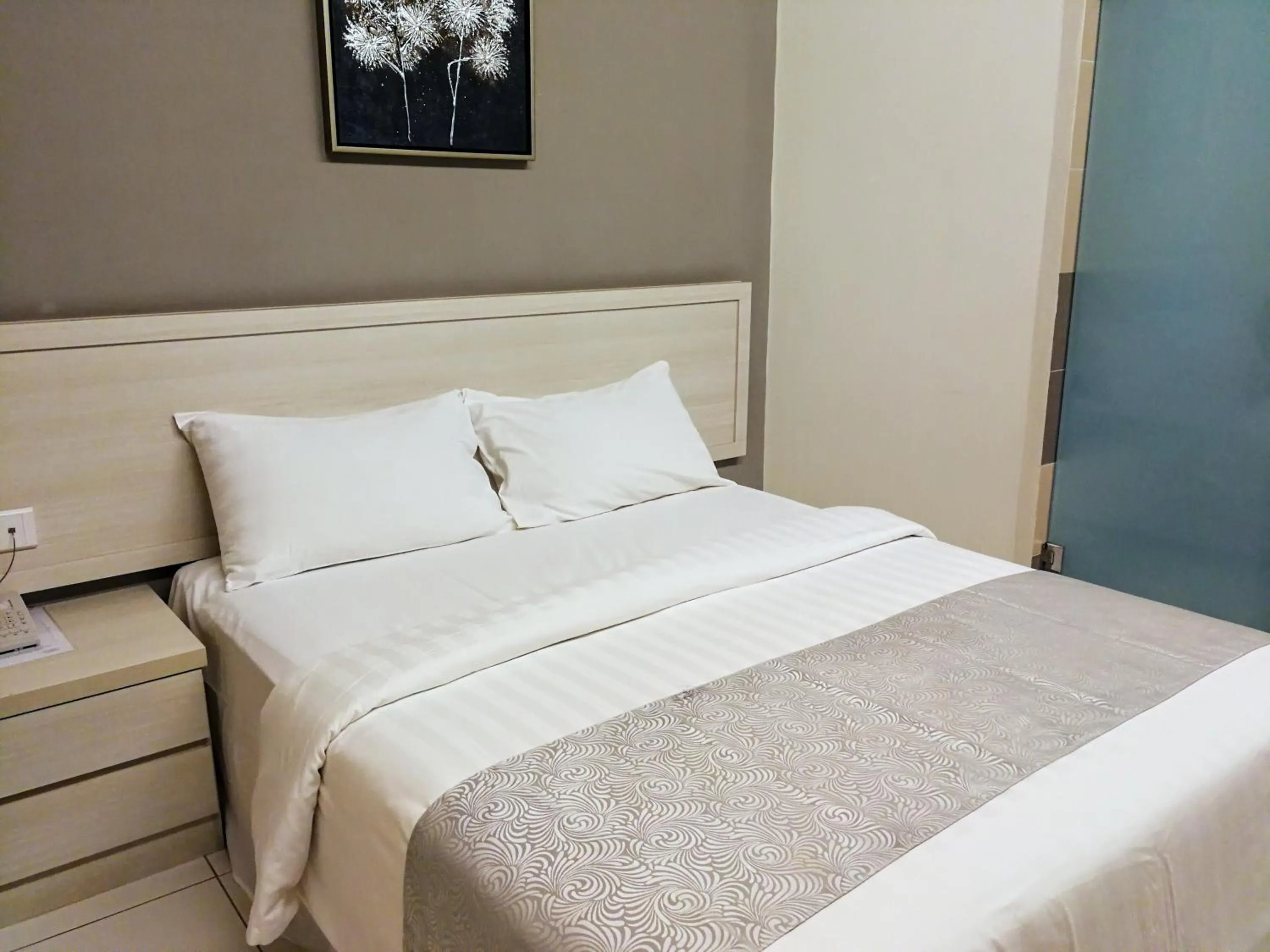 Bedroom, Bed in Aurora Hotel