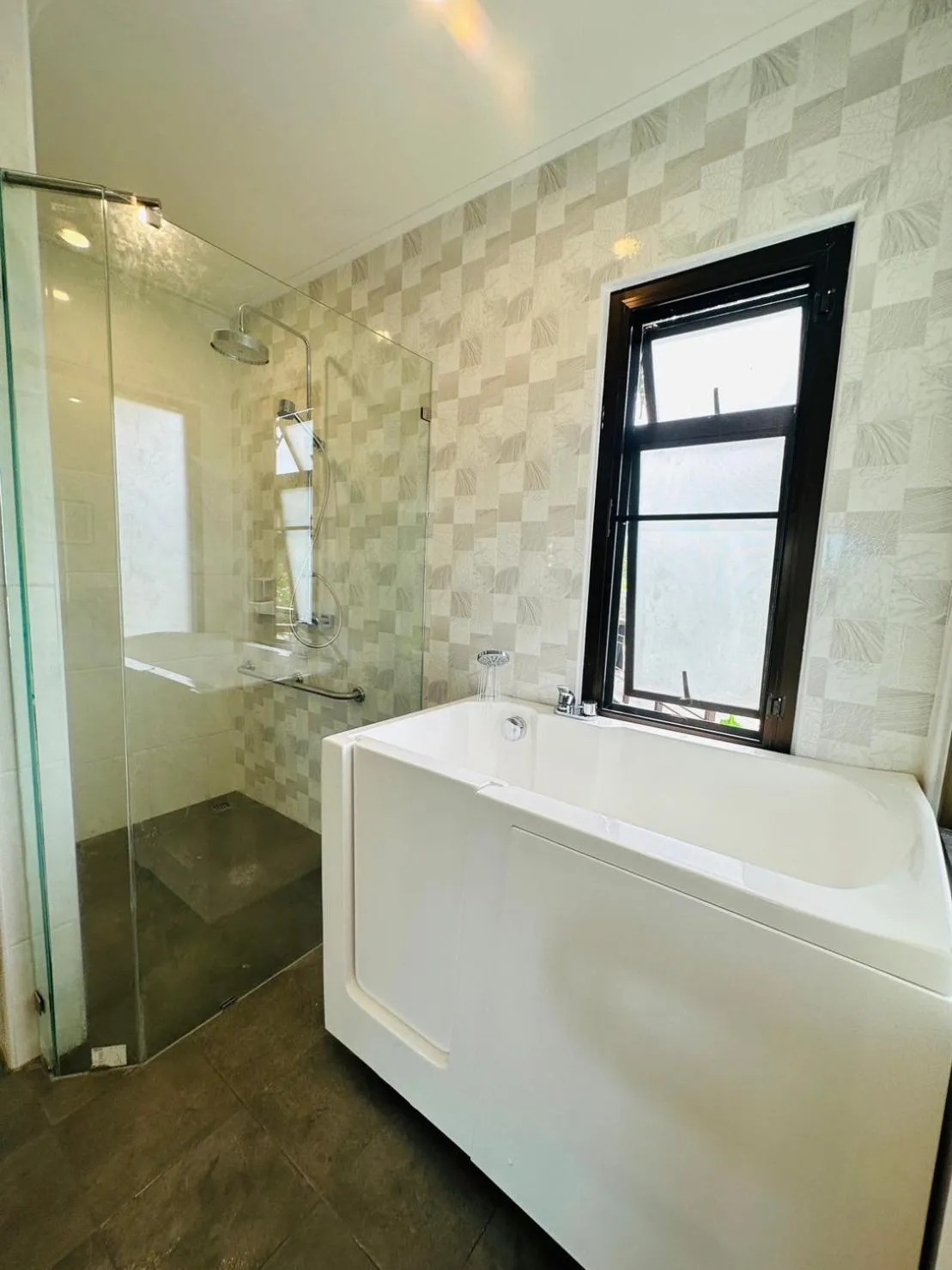 Shower in ThaiLife Wellness & Meditation Resort- SHA Plus