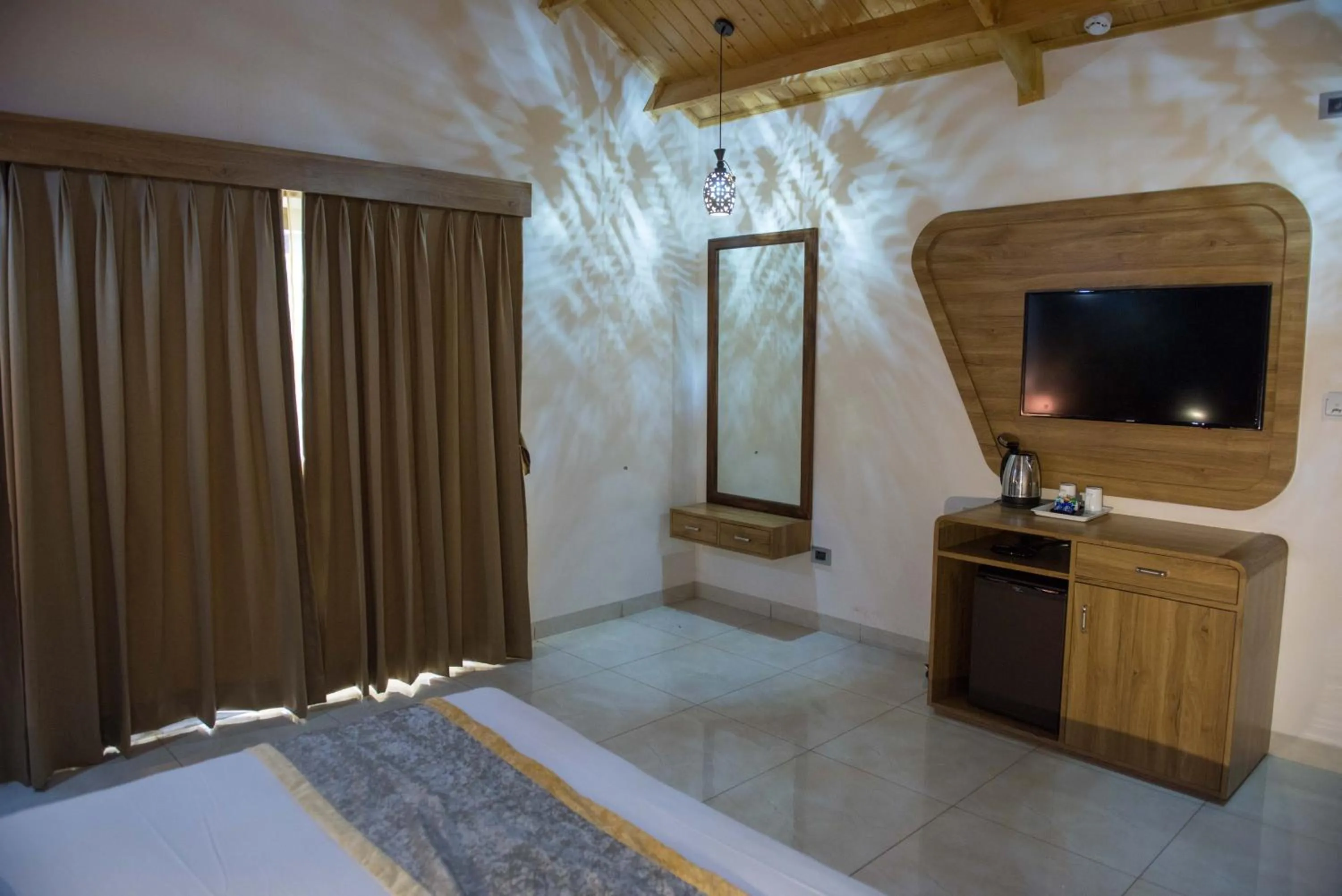 TV and multimedia, Bed in Sun Hotel and Resort, Mount Abu