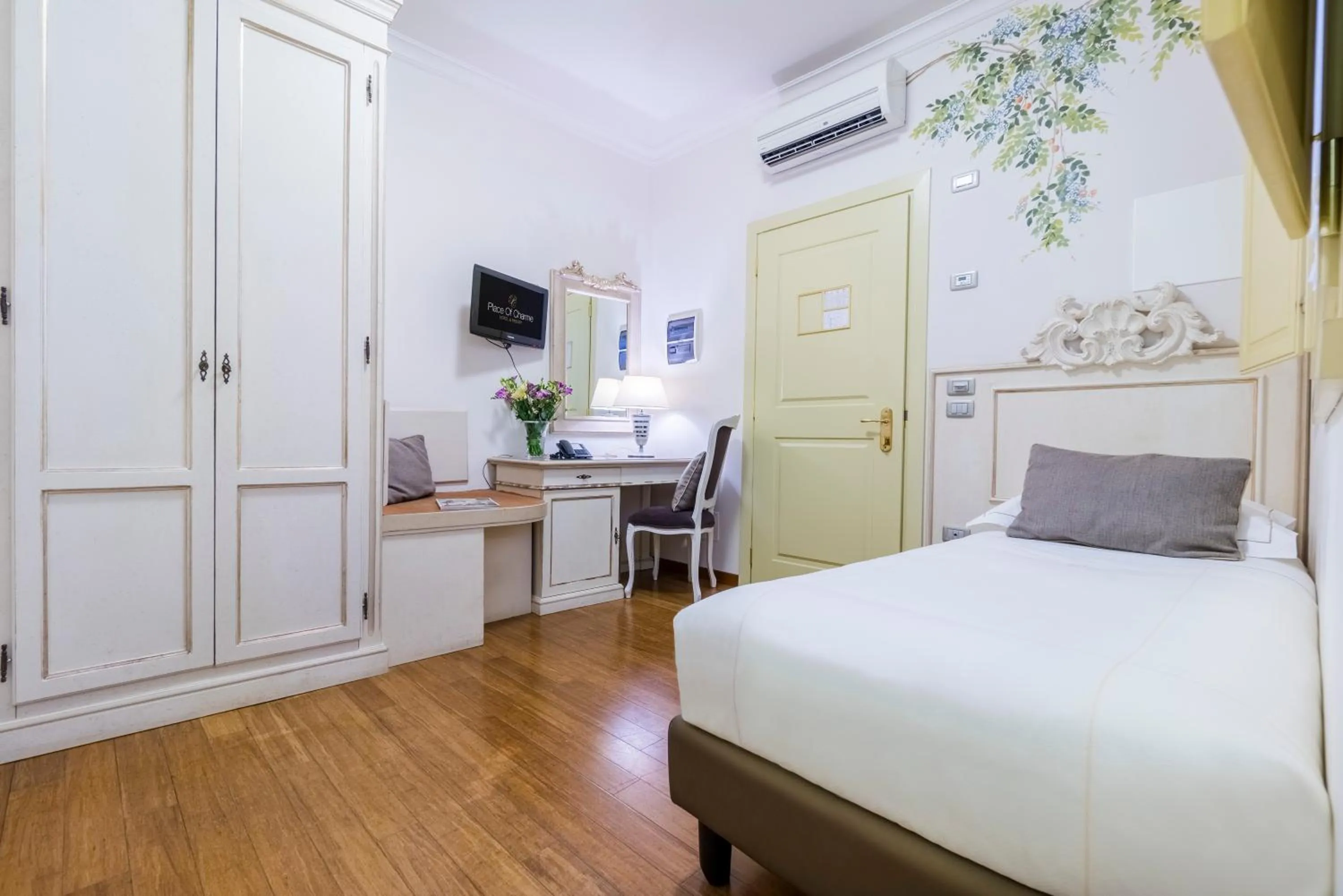 TV and multimedia, Bed in Hotel Art Atelier - Place of Charme