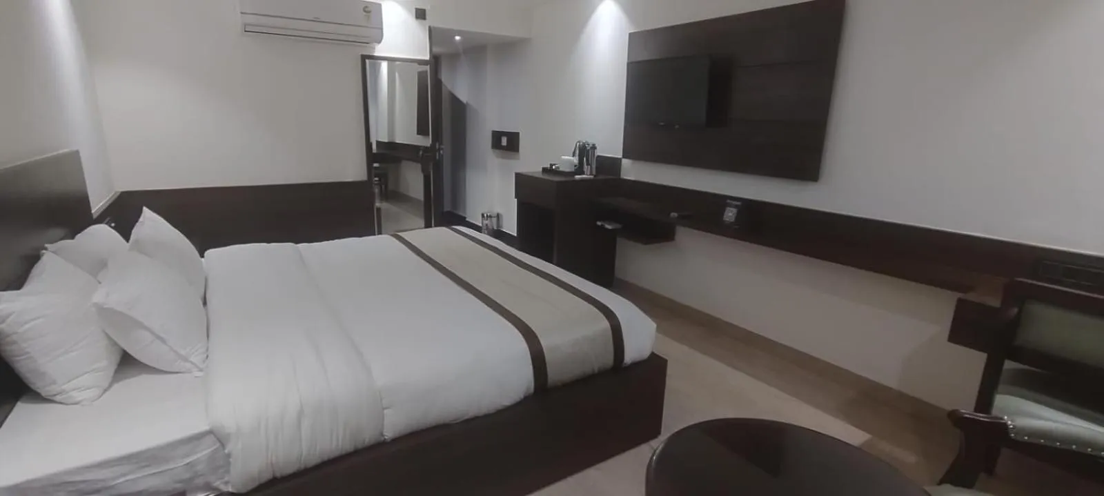 Bedroom, Bed in Cardinal Ambica