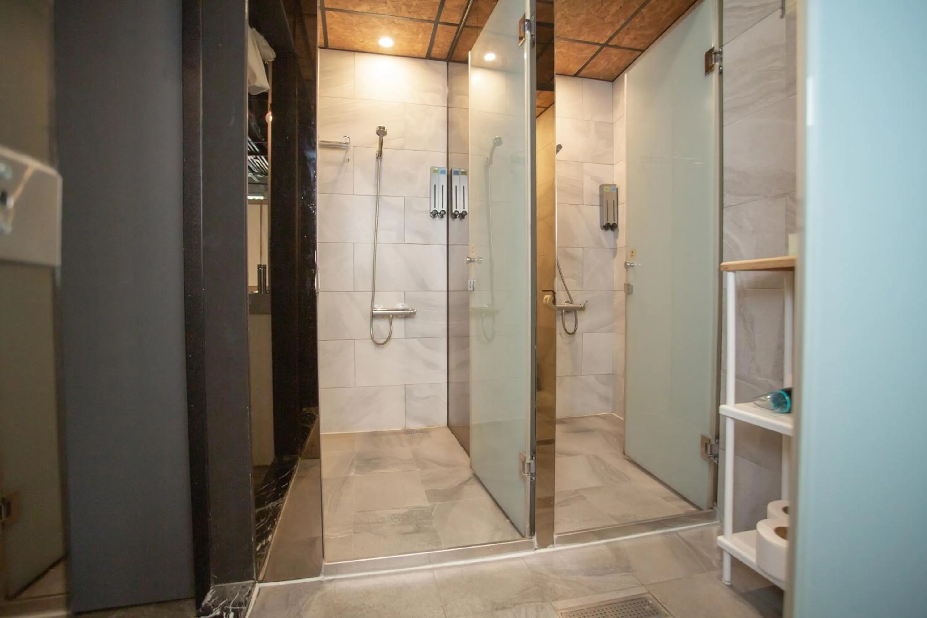 Corner Hostel & Cafe