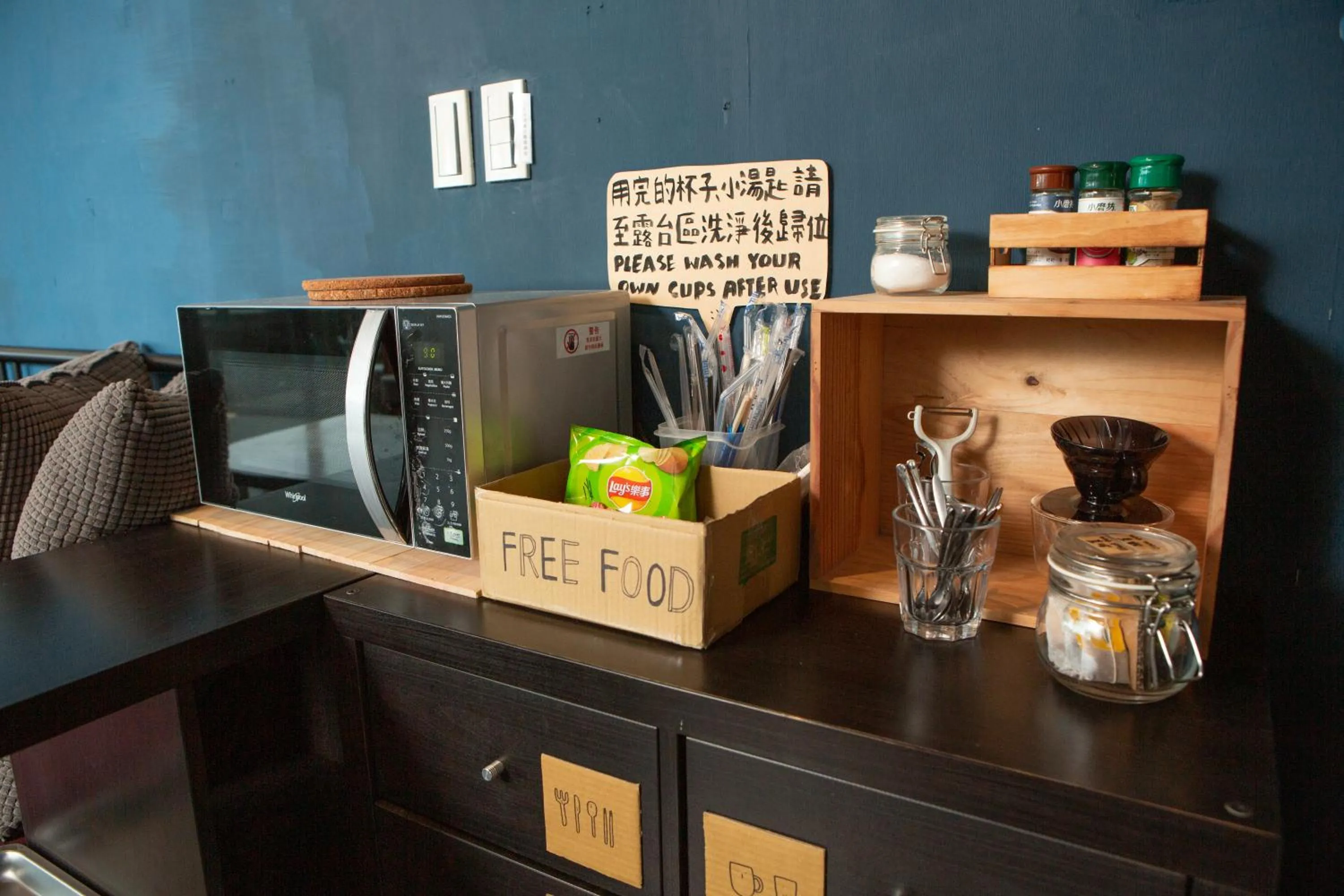 Corner Hostel & Cafe