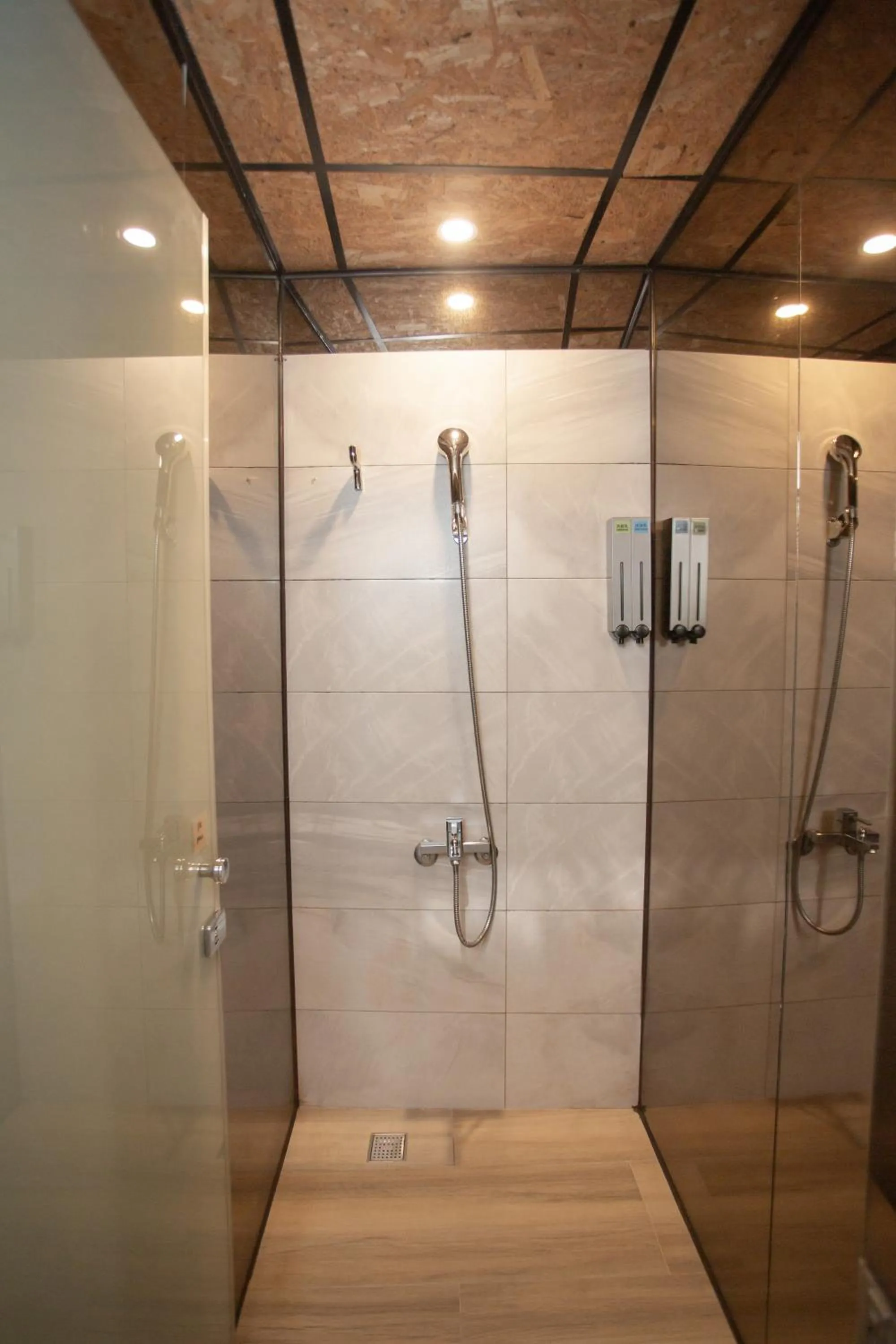 Corner Hostel & Cafe