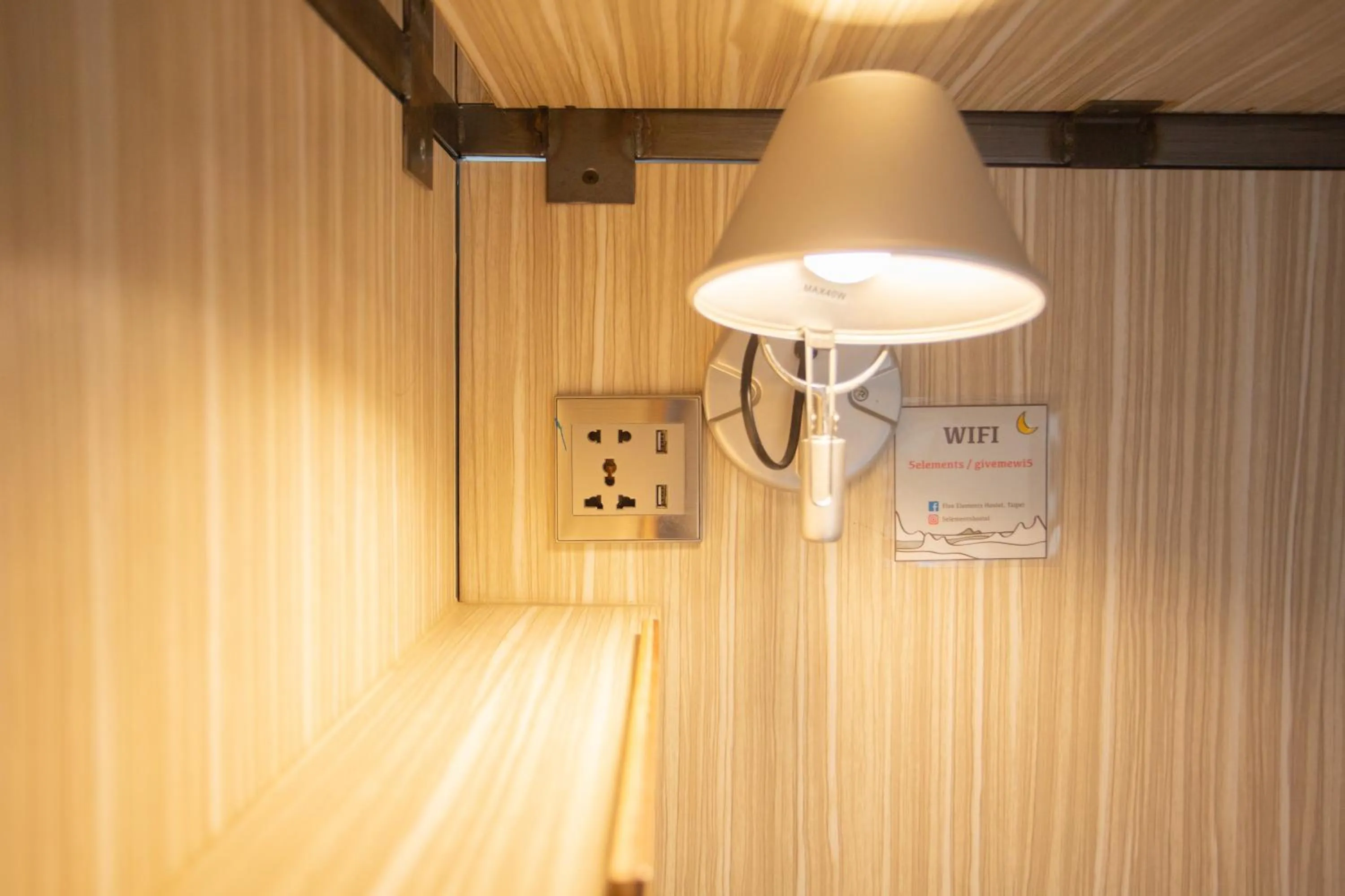 Corner Hostel & Cafe