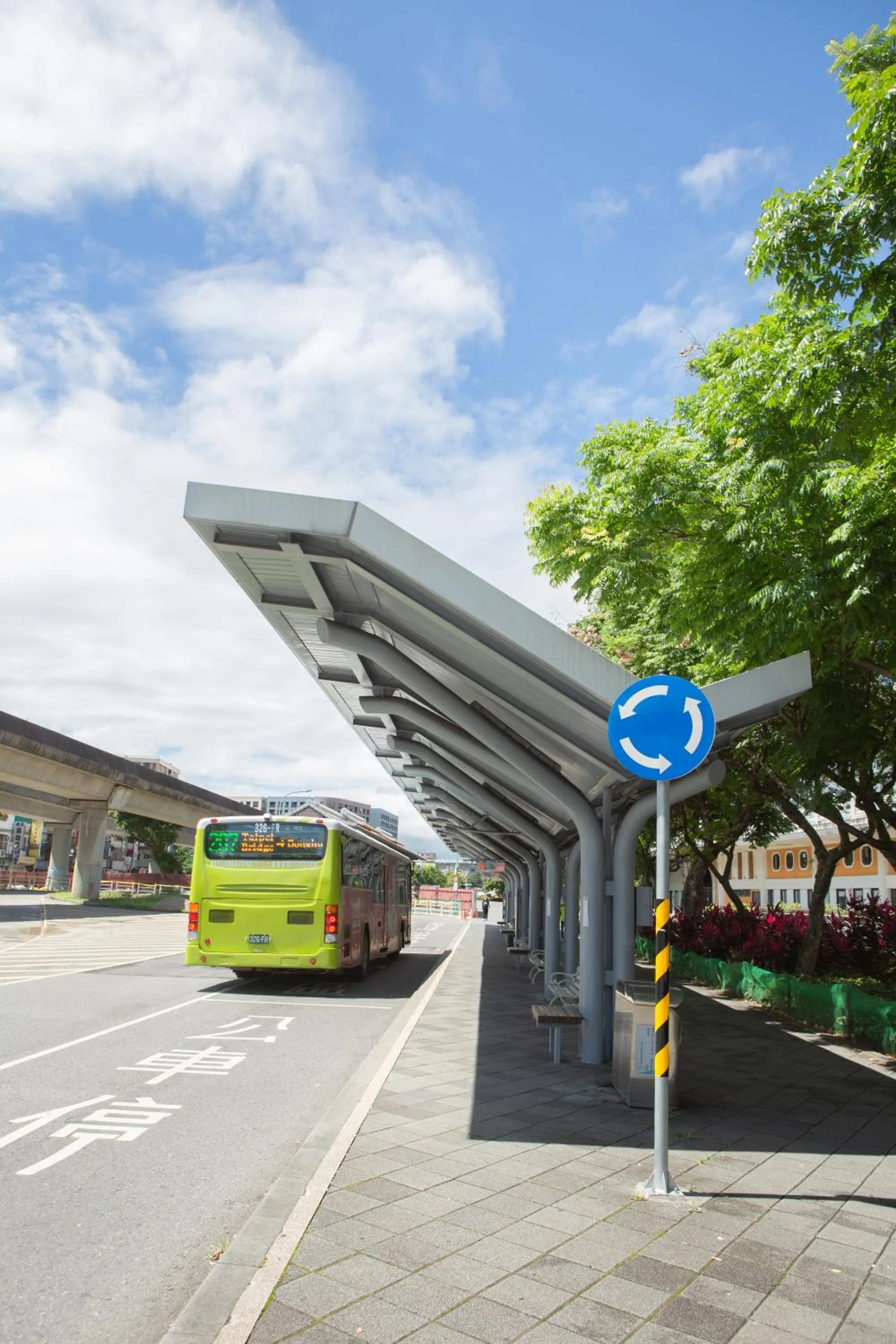 Corner Hostel & Cafe