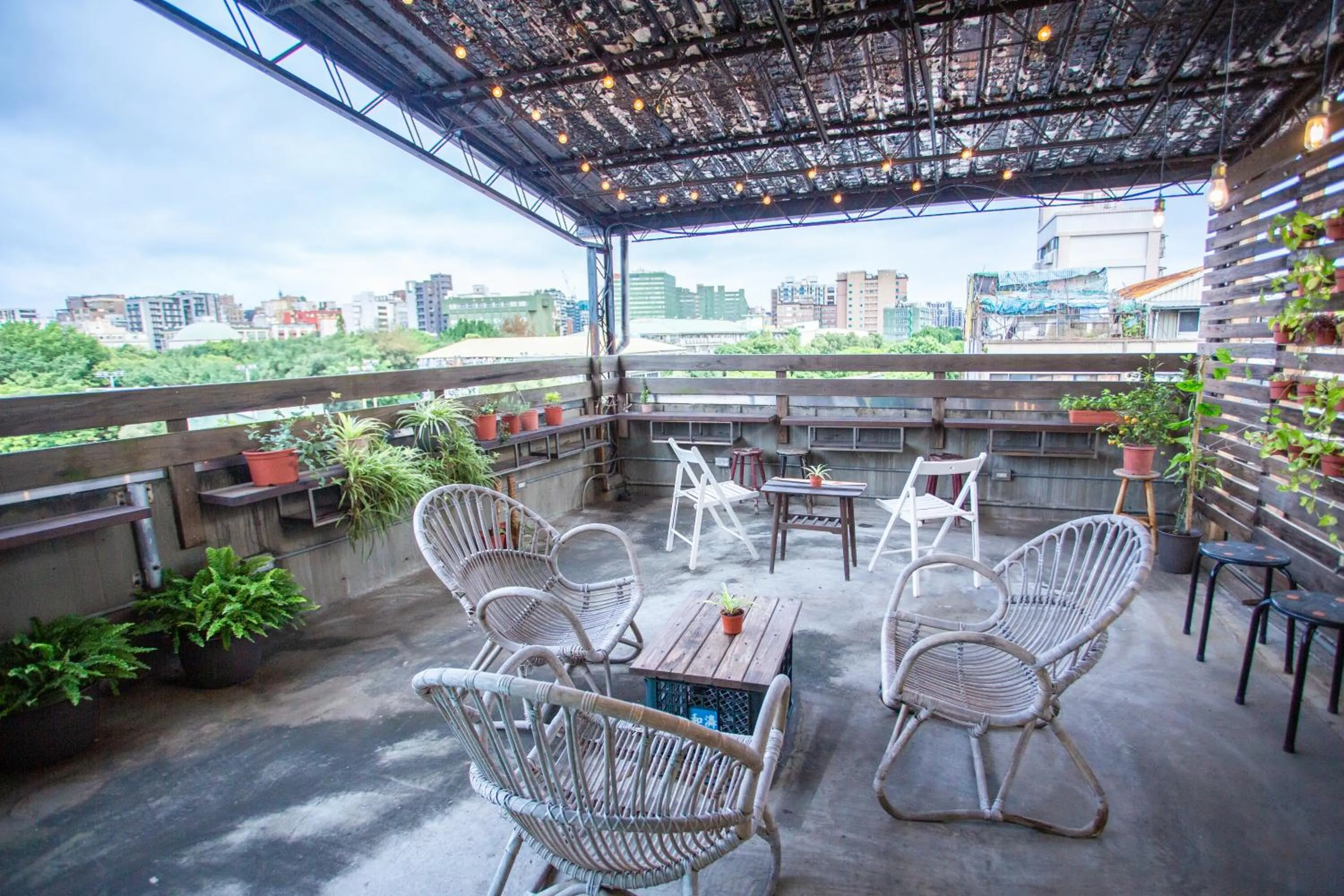 Corner Hostel & Cafe