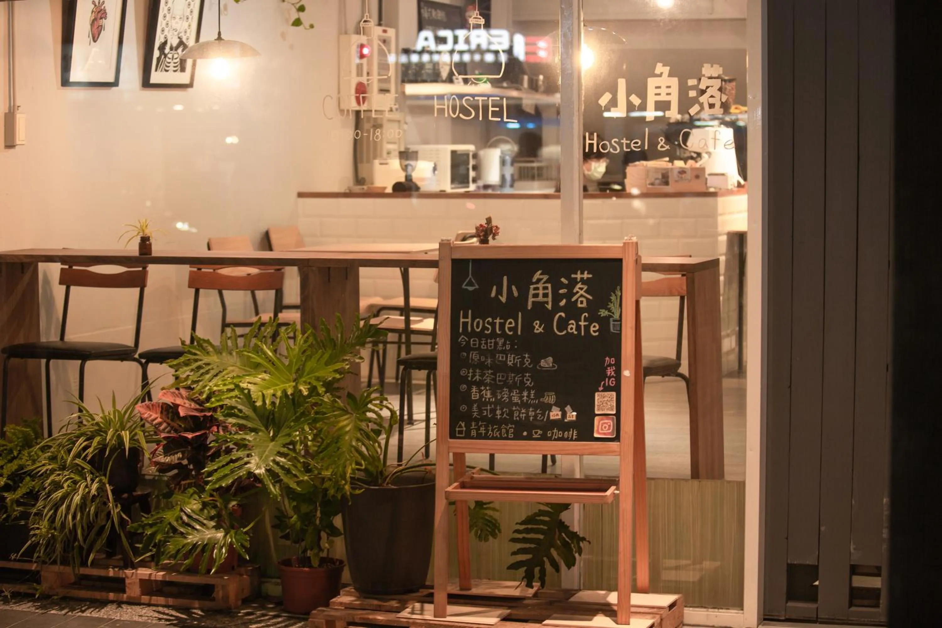 Corner Hostel & Cafe