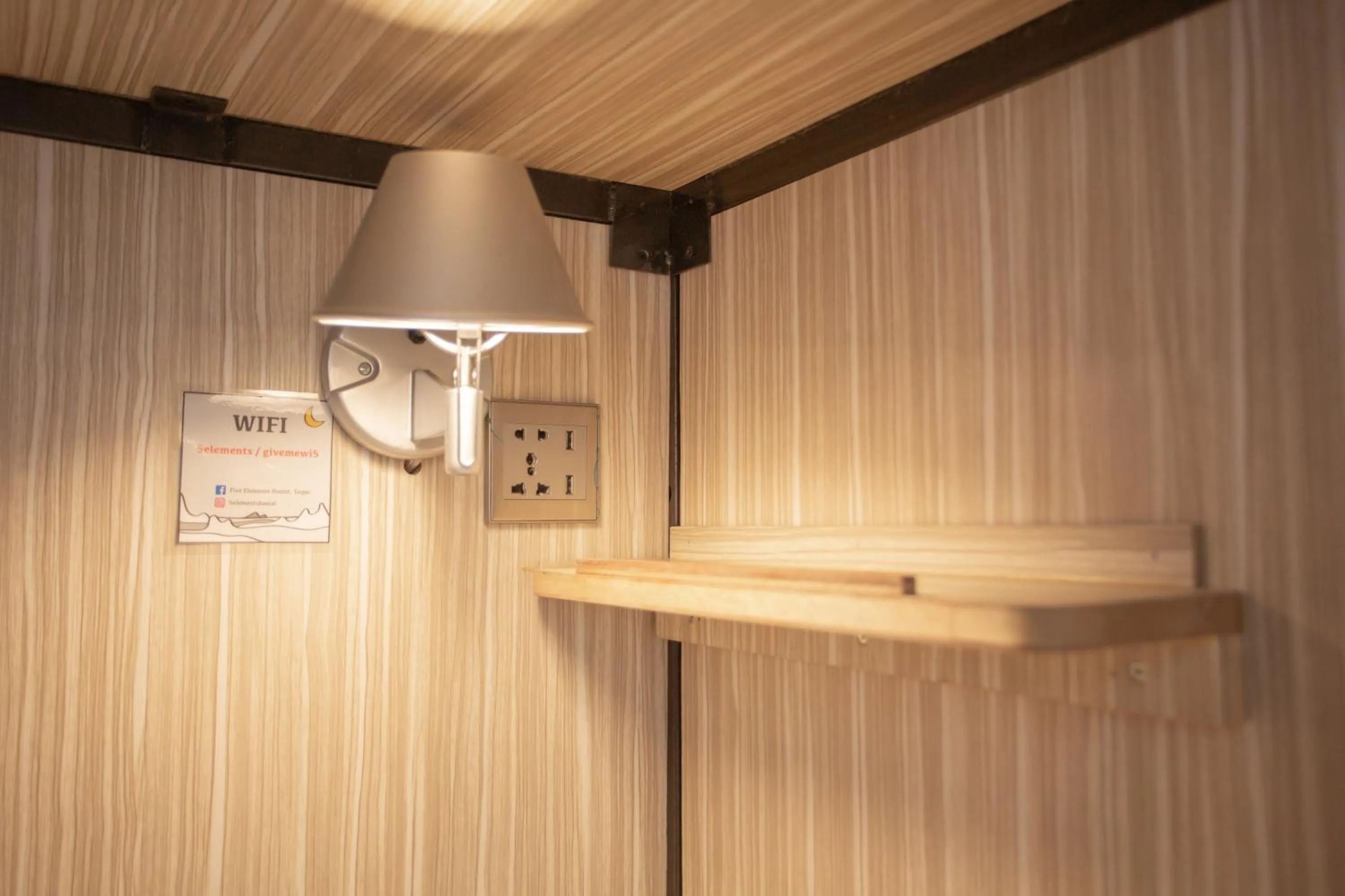 Corner Hostel & Cafe