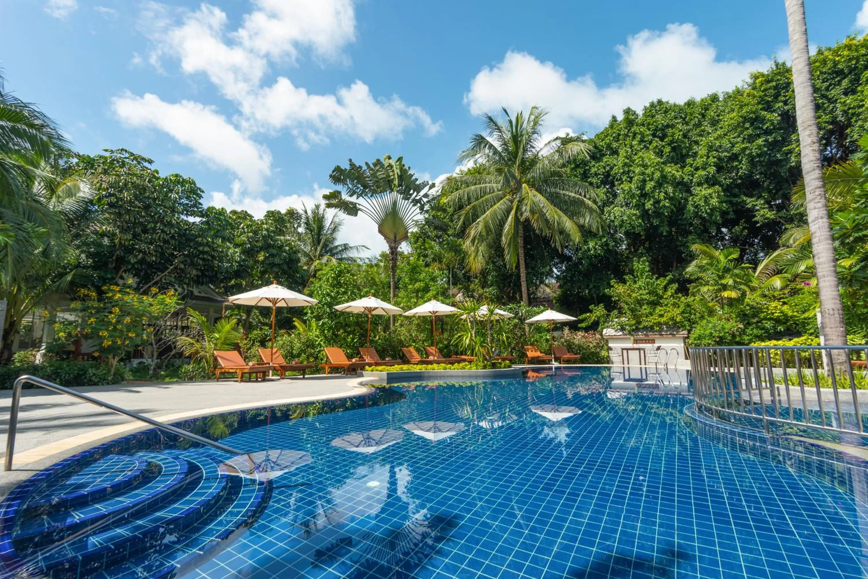Pool view in Paradise Beach Resort, Koh Samui - SHA Extra Plus