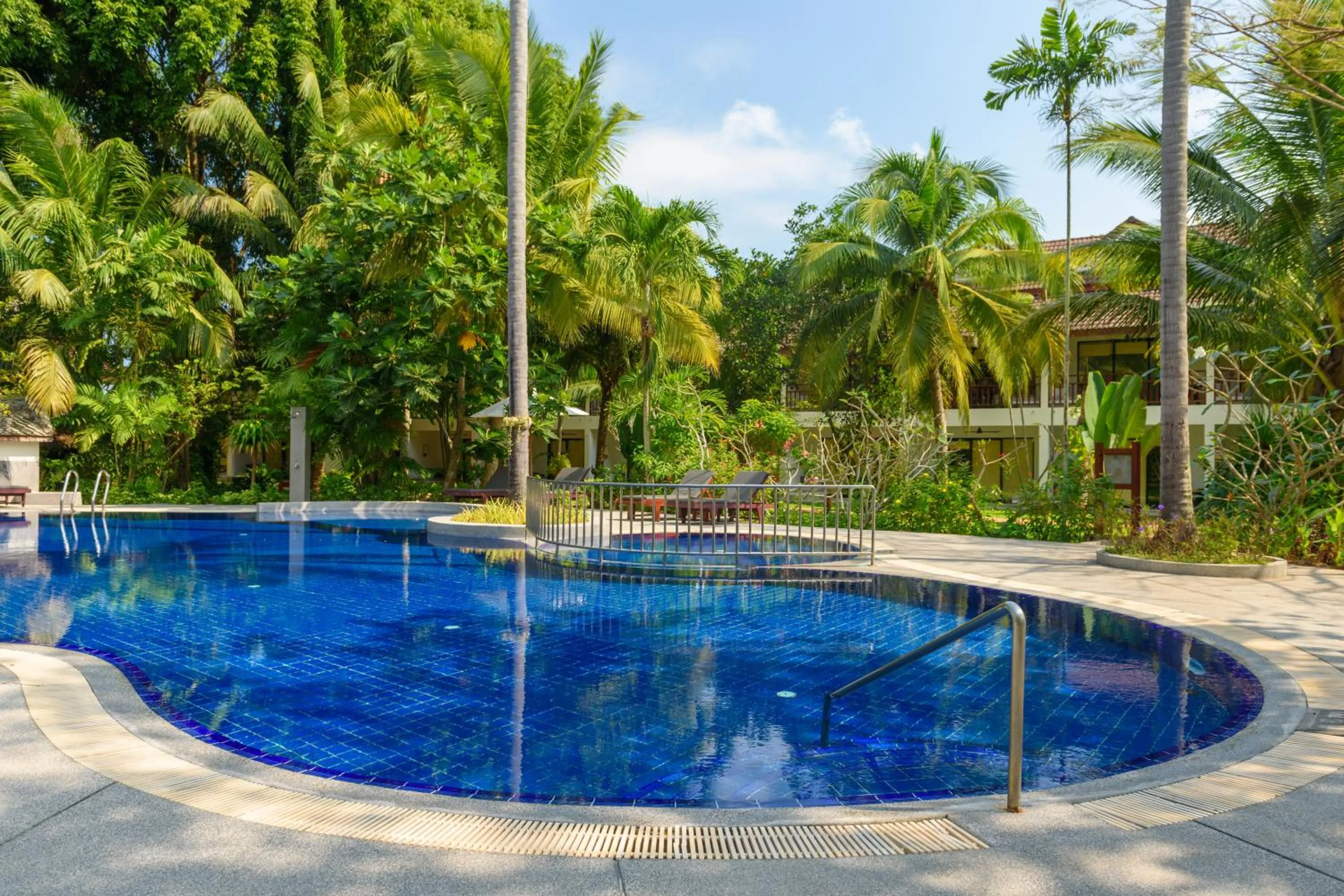 Pool view in Paradise Beach Resort, Koh Samui - SHA Extra Plus
