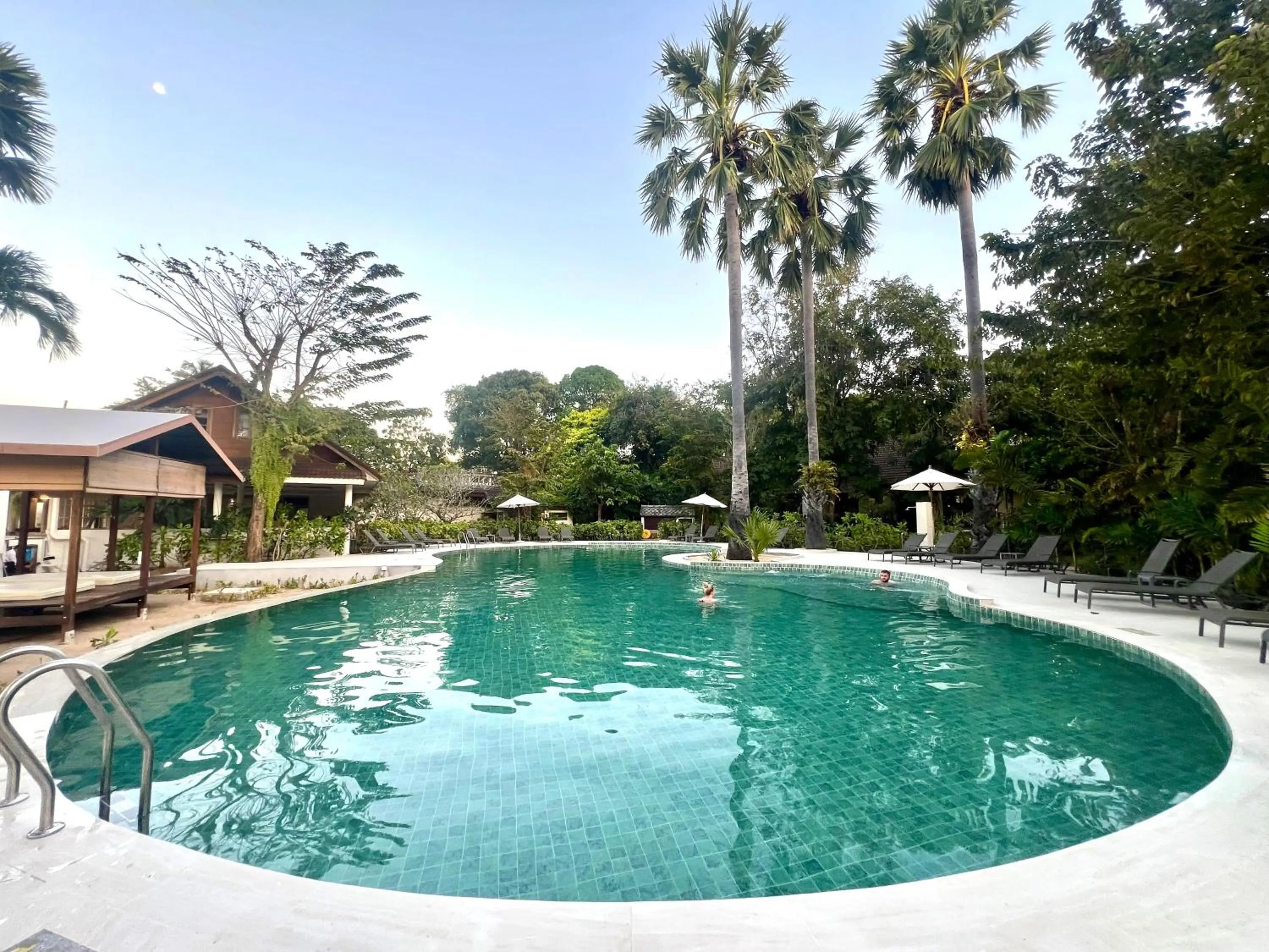 Pool view in Paradise Beach Resort, Koh Samui
