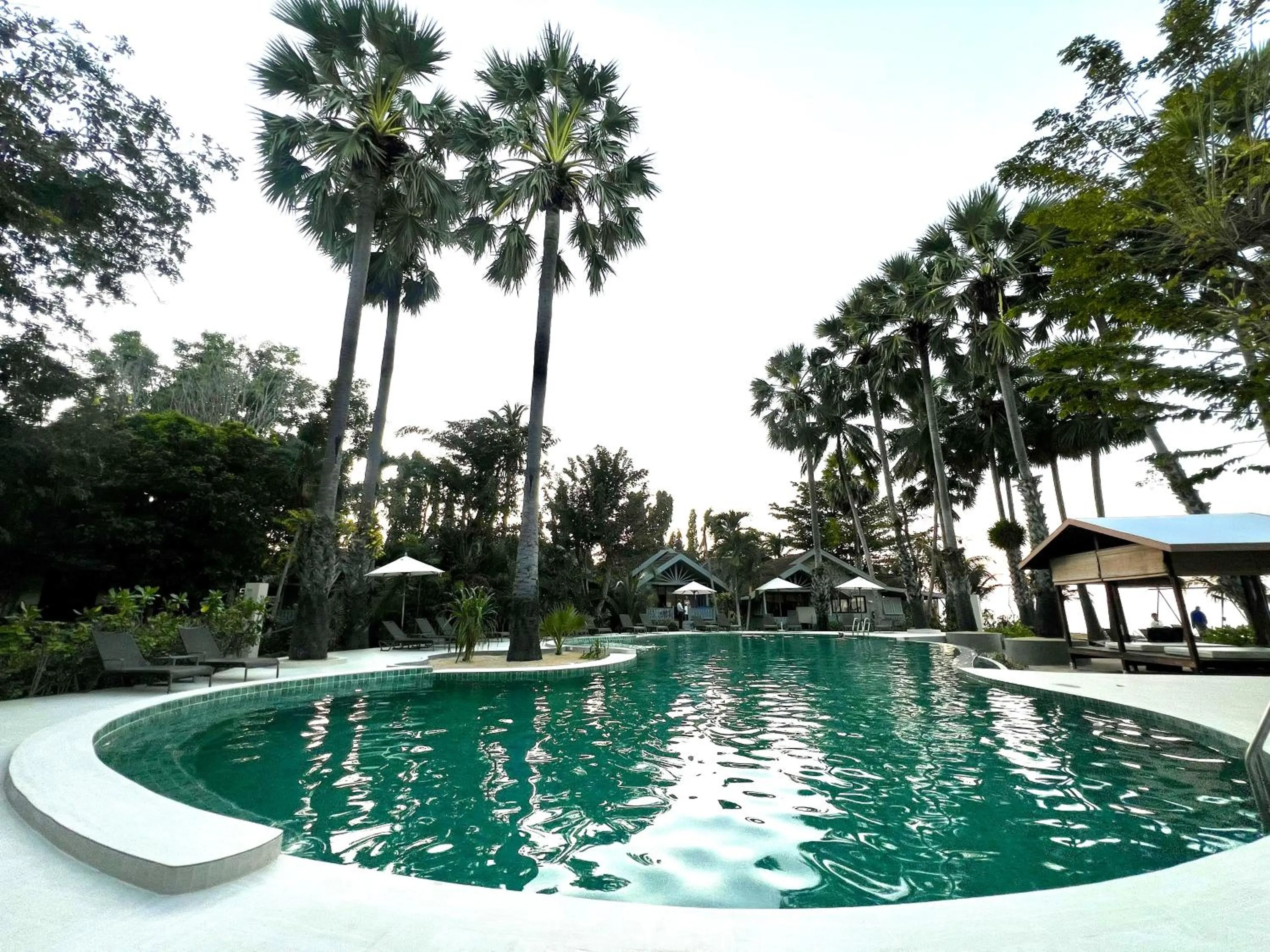 Swimming pool in Paradise Beach Resort, Koh Samui