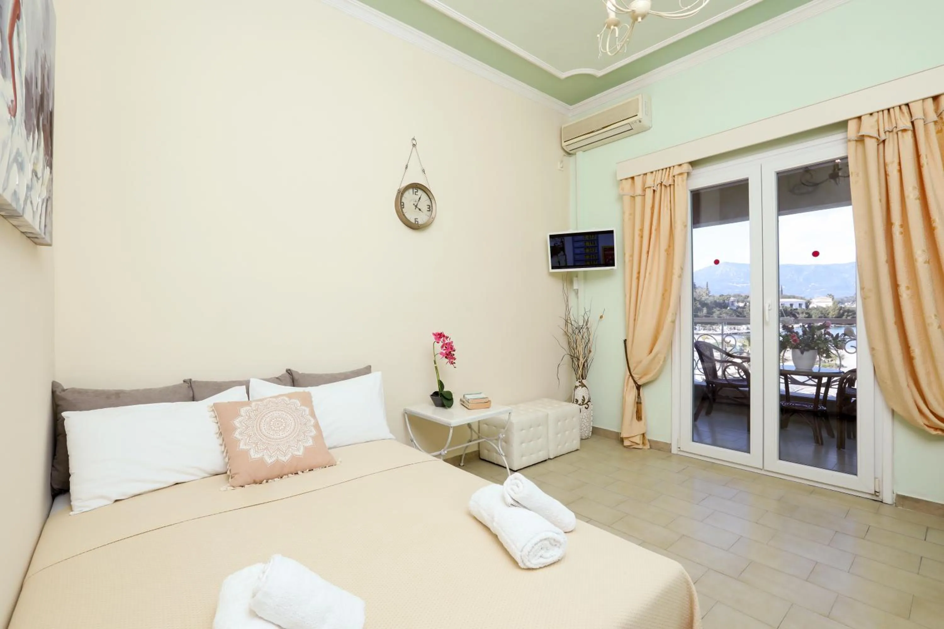 Living room, Bed in Molfetta Beach Hotel