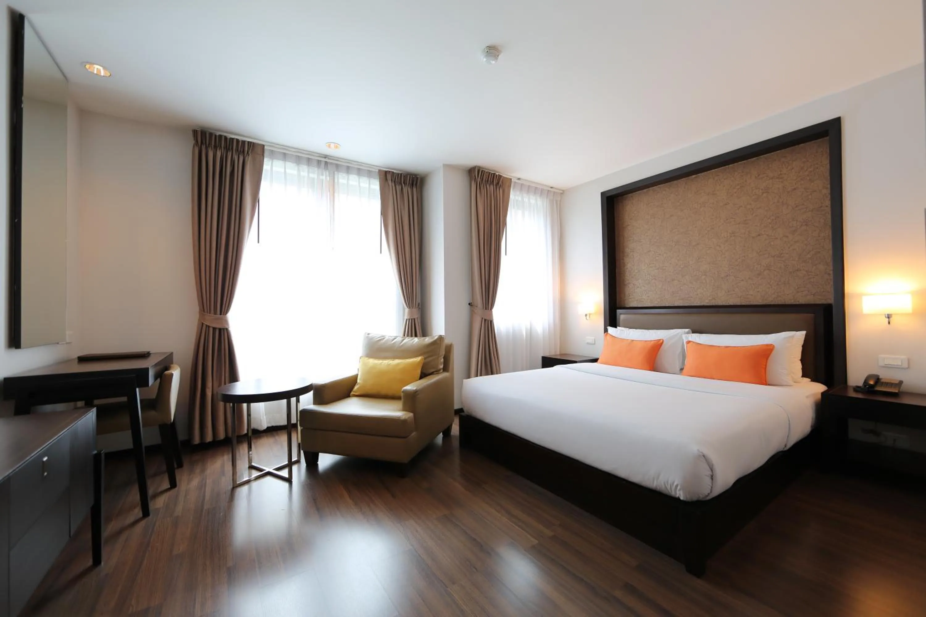 Shower, Bed in The Dawin Hotel