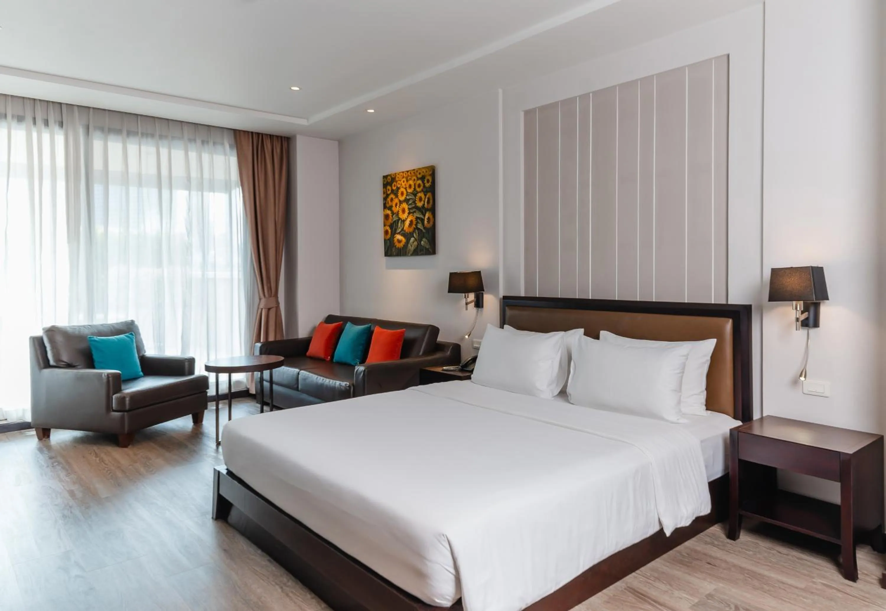 Shower, Bed in The Dawin Hotel