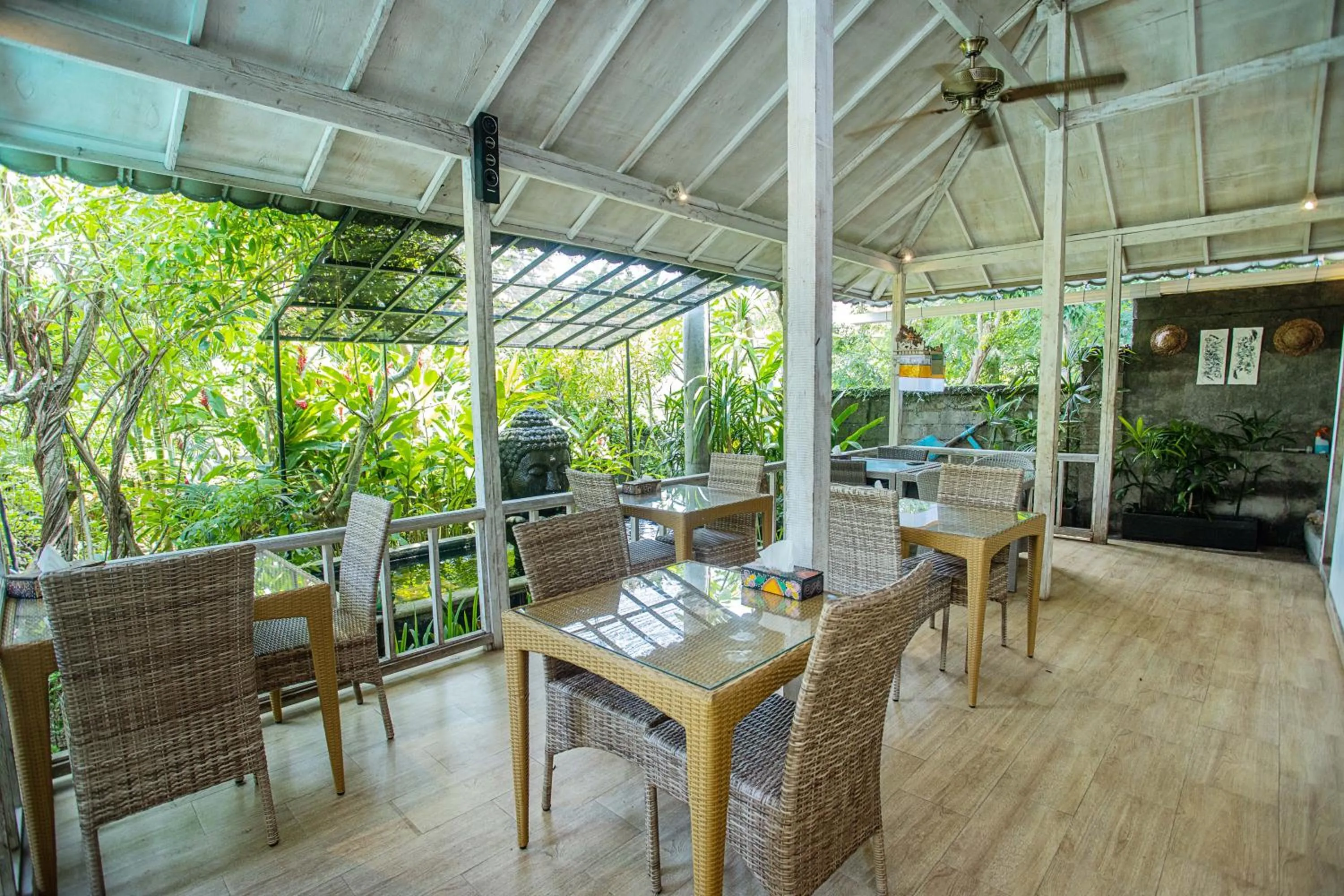 Lunch in 221 Garden Cottages