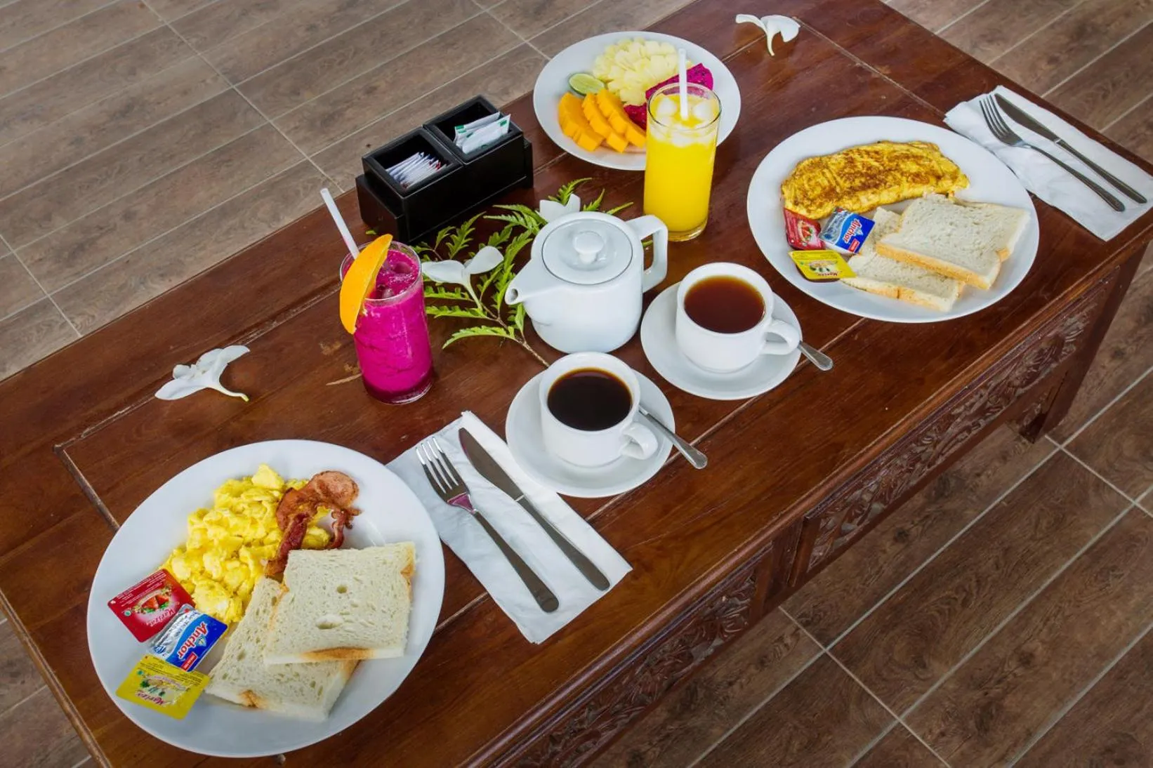 American breakfast in 221 Garden Cottages