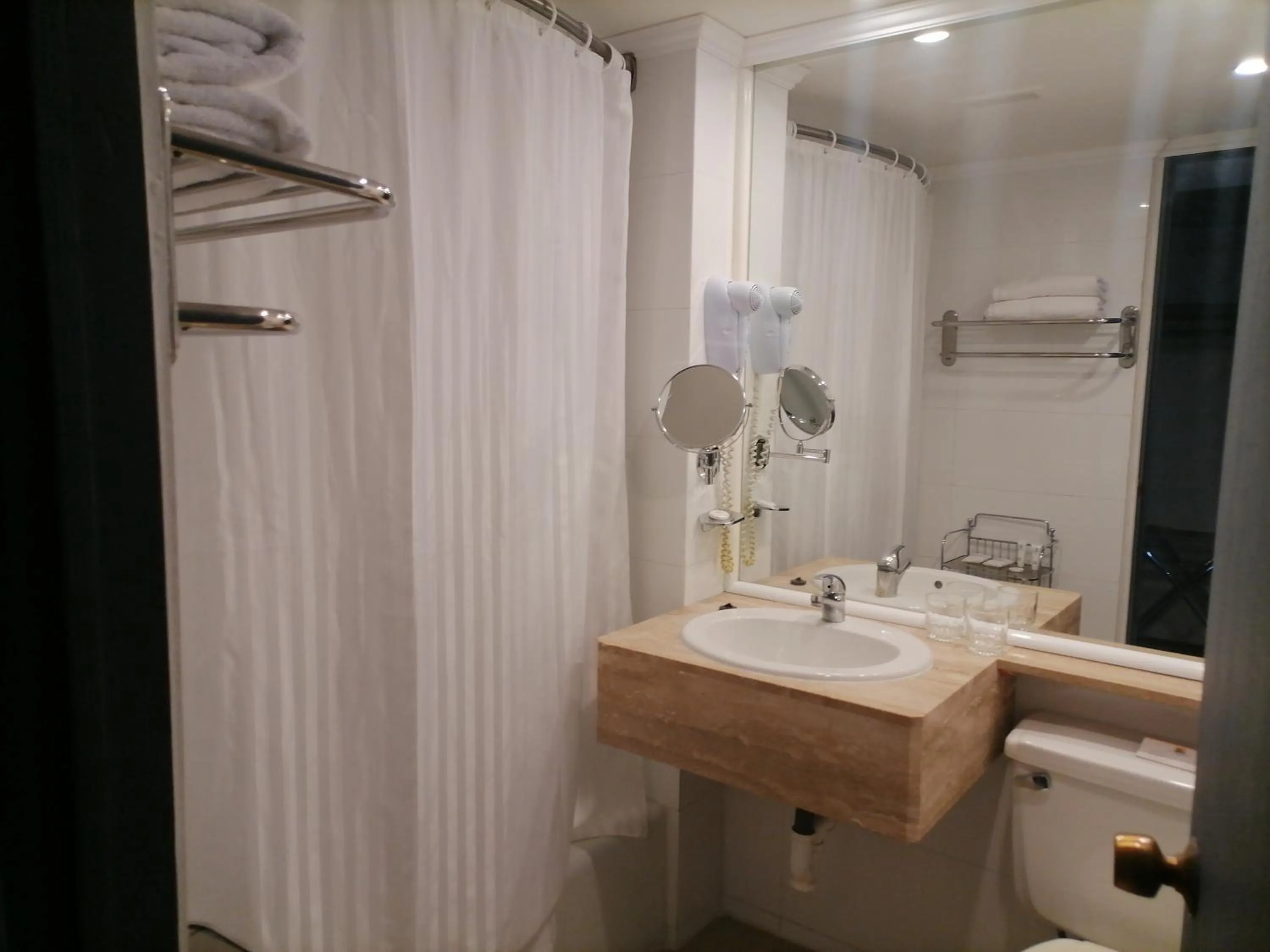 Shower in Hotel El Araucano