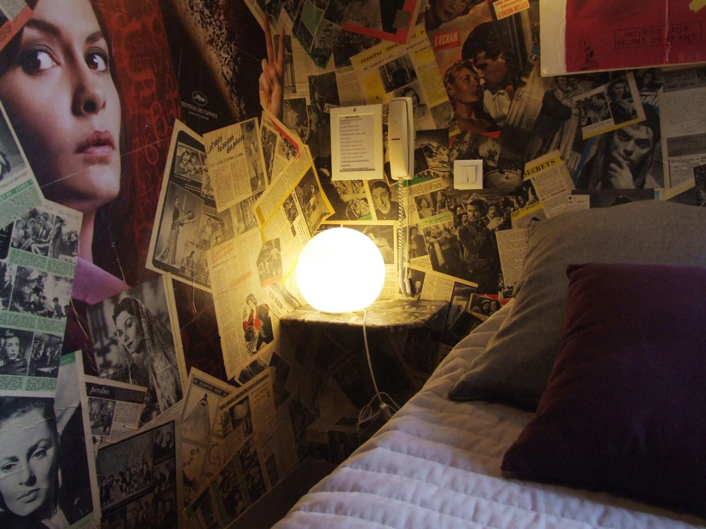 Bed in Logis Hôtel La Magnanerie - Côté Bistro