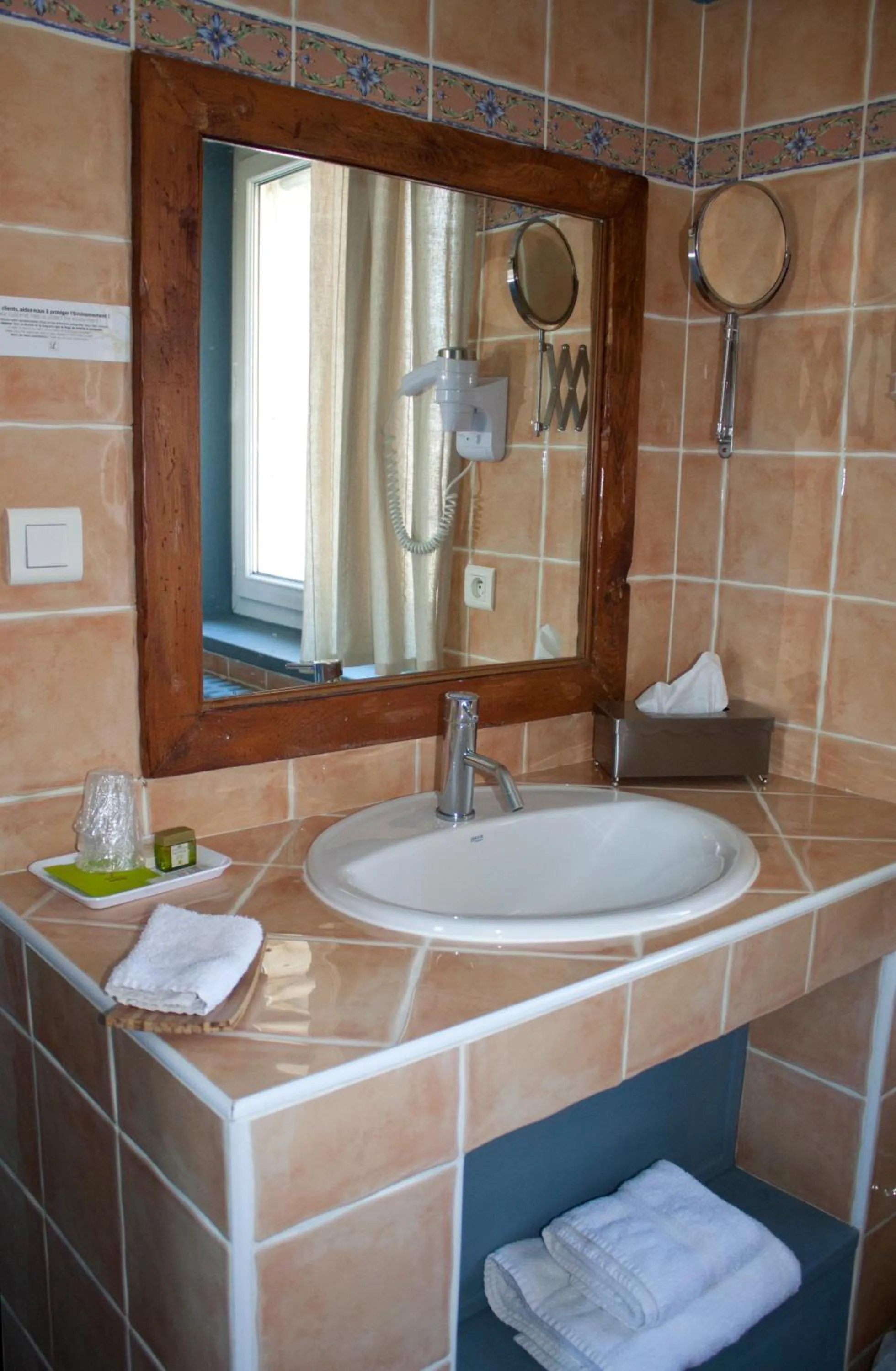 Bathroom in Logis Hôtel La Magnanerie - Côté Bistro