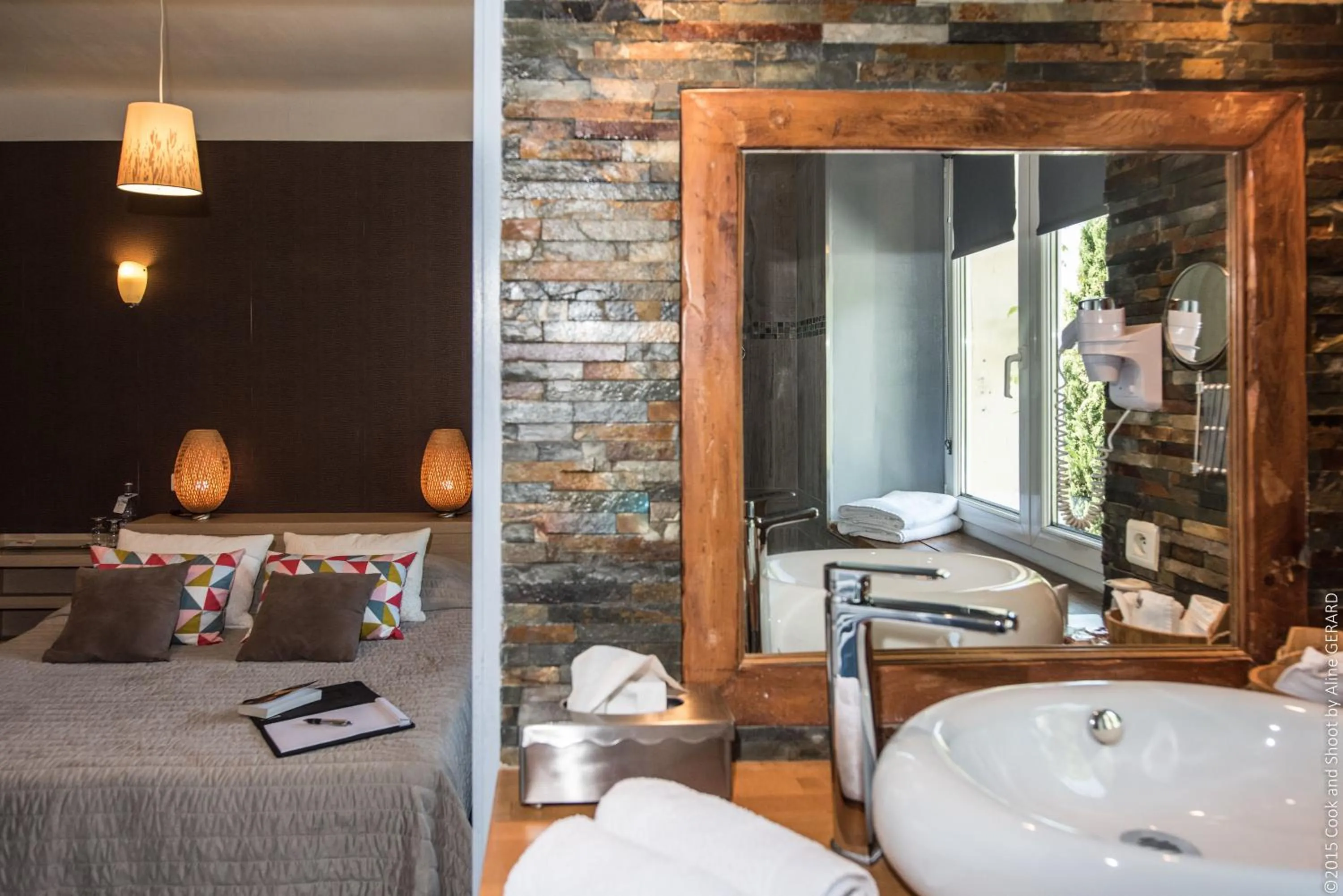 Text overlay, Bed in Logis Hôtel La Magnanerie - Côté Bistro