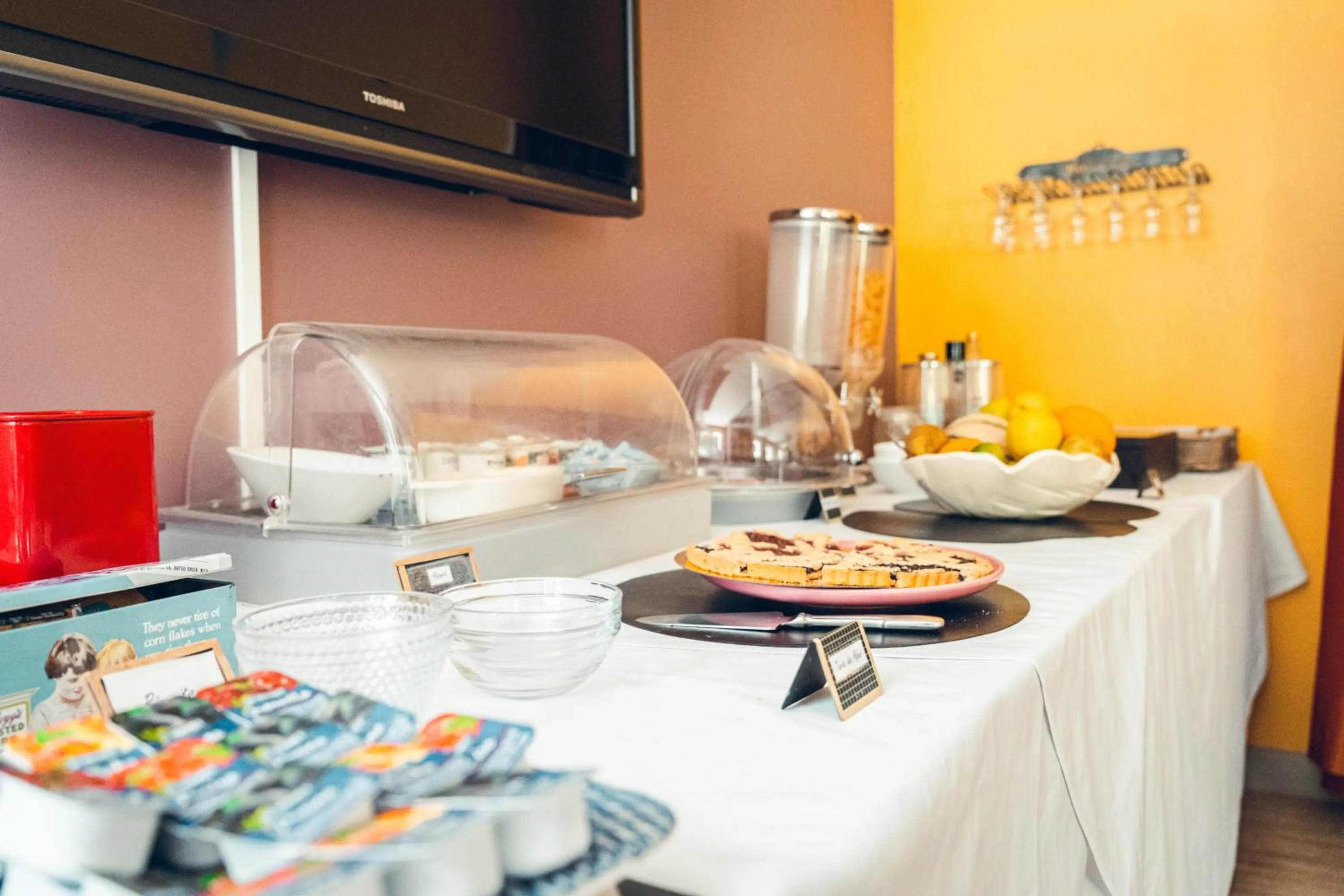 Breakfast in Logis Hôtel La Magnanerie - Côté Bistro